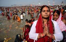 Prayagraj (India), 28/01/2025.- Hindu devotees take a dip and pray ahead of the second sacred bathing ritual, or 'Shahi Snan', during the Kumbh Mela festival at Sangam, the confluence of the holy rivers Ganges, Yamuna and Saraswati, in Prayagraj, northern state of Uttar Pradesh, India, 28 January 2025. Hundreds of millions of pilgrims from across India are expected to gather for ritual baths at the confluence of India's sacred Ganges river, Yamuna river and the mythical Saraswati during the six-week Hindu festival held every 12 years. EFE/EPA/PRABHAT KUMAR VERMA