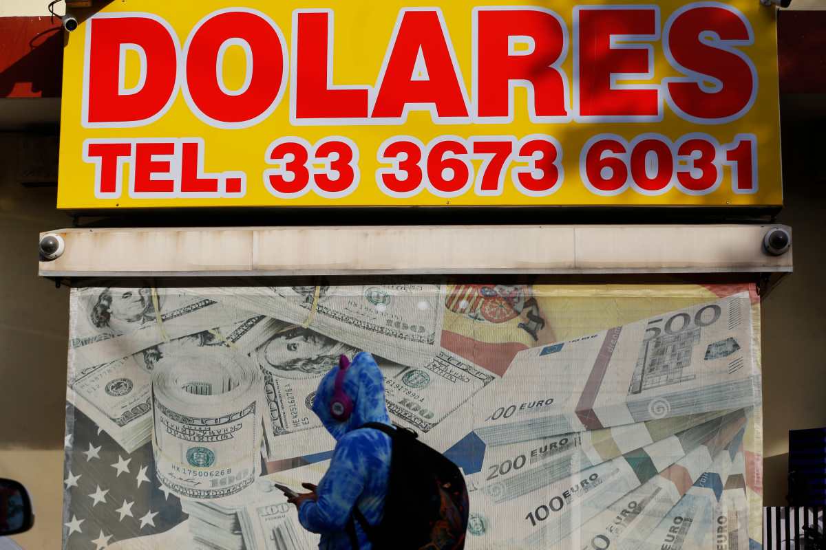 Estados Unidos aplica desde el 1 de enero del 2026 un impuesto del 1% a las remesas familiares. (Foto Prensa Libre: EFE)