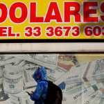 Estados Unidos aplica desde el 1 de enero del 2026 un impuesto del 1% a las remesas familiares. (Foto Prensa Libre: EFE)