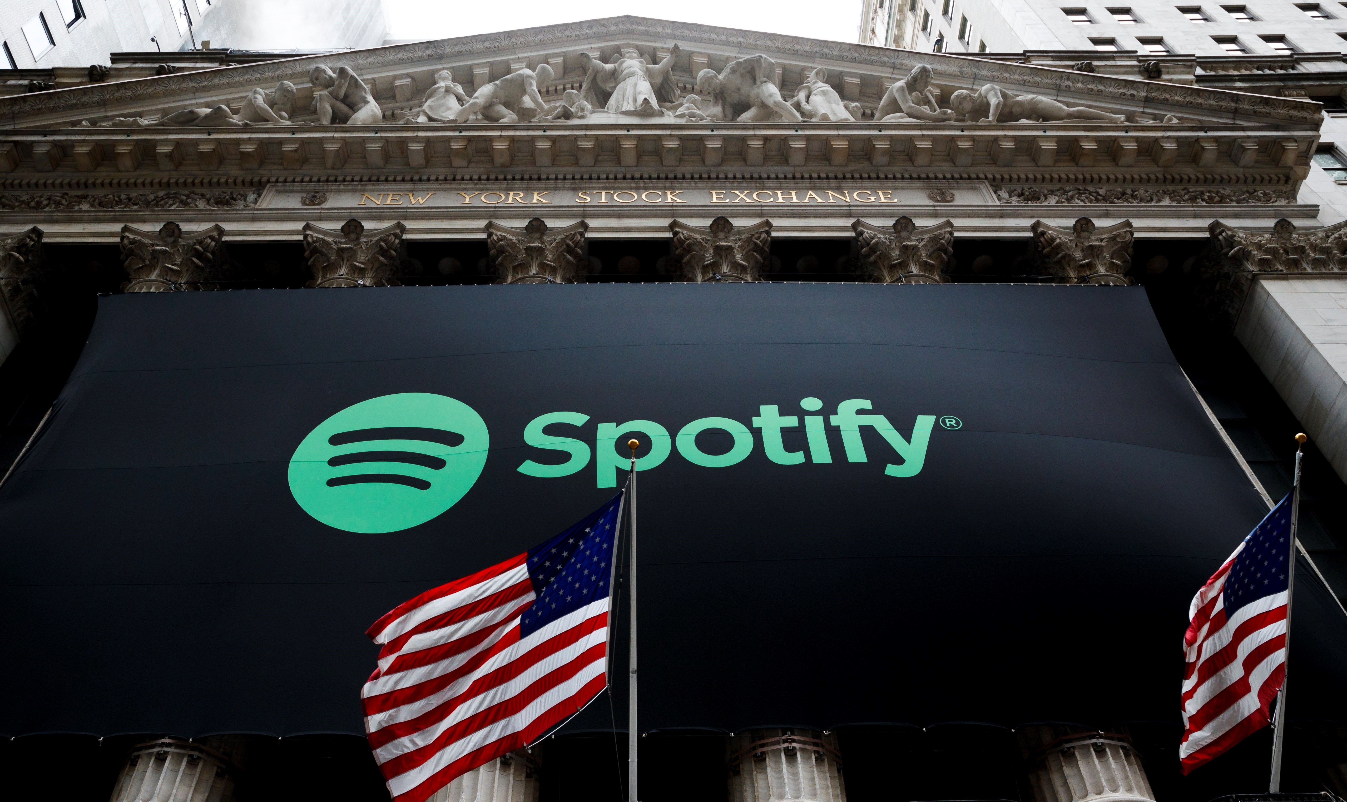 Fotografía de archivo de un cartel gigante del servicio de streaming de medios digitales 'Spotify' decorando el frente de la Bolsa de Valores de Nueva York.  La aplicación ofrecerá reservar boletos para conciertos a usuarios exclusivos.  (Foto Prensa Libre: EFE)