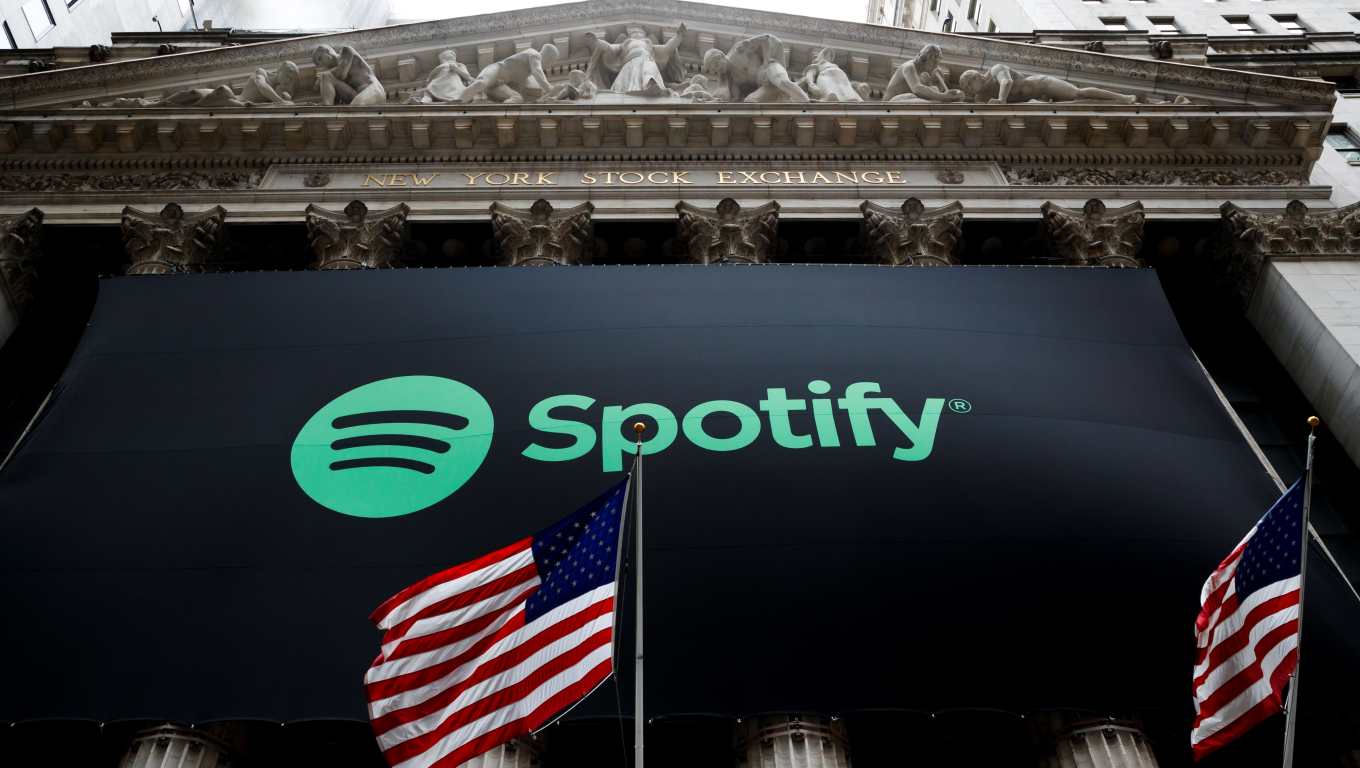 Fotografía de archivo de un cartel gigante del servicio de streaming de medios digitales 'Spotify' decorando el frente de la Bolsa de Valores de Nueva York. La aplicación ofrecerá reservar boletos para conciertos a usuarios exclusivos. (Foto Prensa Libre: EFE)