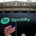 Fotografía de archivo de un cartel gigante del servicio de streaming de medios digitales 'Spotify' decorando el frente de la Bolsa de Valores de Nueva York. La aplicación ofrecerá reservar boletos para conciertos a usuarios exclusivos. (Foto Prensa Libre: EFE)