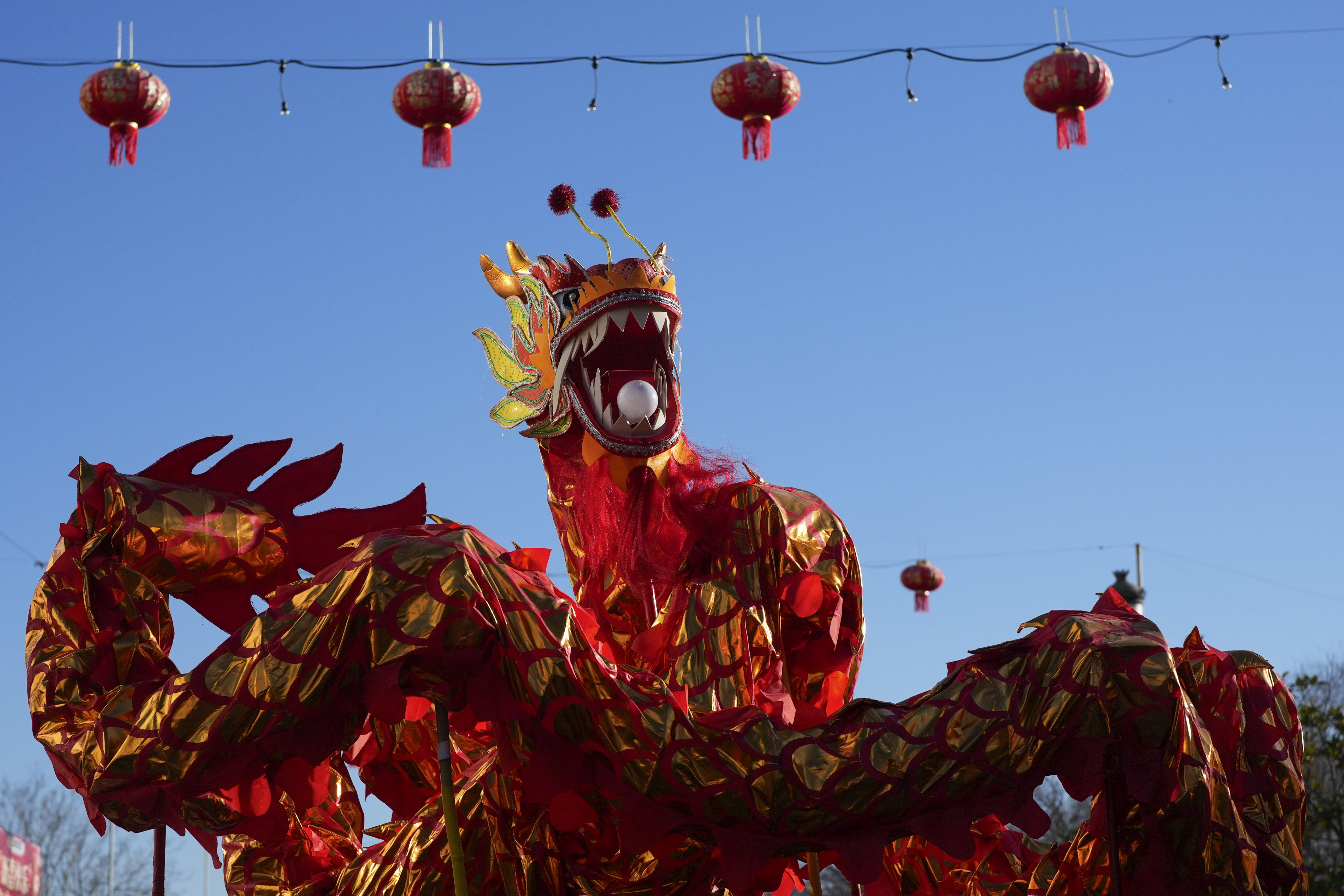 MADRID, 31/01/2025.- Fotografía de la tradicional danza de los leones, un símbolo chino para despertar y atraer la buena suerte en el nuevo año, durante la inauguración oficial de los festejos del Año Nuevo Chino este viernes, en el barrio de Usera, en Madrid. EFE/ Borja Sánchez-trillo
