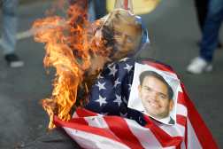 -FOTODELDÍA- AME5431. CIUDAD DE PANAMÁ (PANAMÁ), 31/01/2025.- Personas se manifiestan durante una protesta quemando un muñeco con el rostro del presidente de Estados Unidos Donald Trump y del secretario de Estado de Estados Unidos Marco Rubio en la Universidad de Panamá, este viernes en Ciudad de Panamá (Panamá). EFE/ Bienvenido Velasco