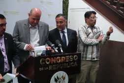 CONGRESO, CONFERENCIA DE PRENSA KARINA PAZ. Varios diputados del bloque legislativo VOS convocaron a una conferencia de prensa para explicar la separacin de la diputada Karina Paz a dicho bloque legislativo as mismo, de la peticin pblica, de hacer a un lado tambin, a algunos diputados de ese bloque. En la imagen, conferencia de prensa encabezada por los diputados, Orlando Blanco, Jos Chic, Jairo Flores y los asesores Aldo Dvila y Carlos Barreda.

Juan Diego Gonzlez.  210125