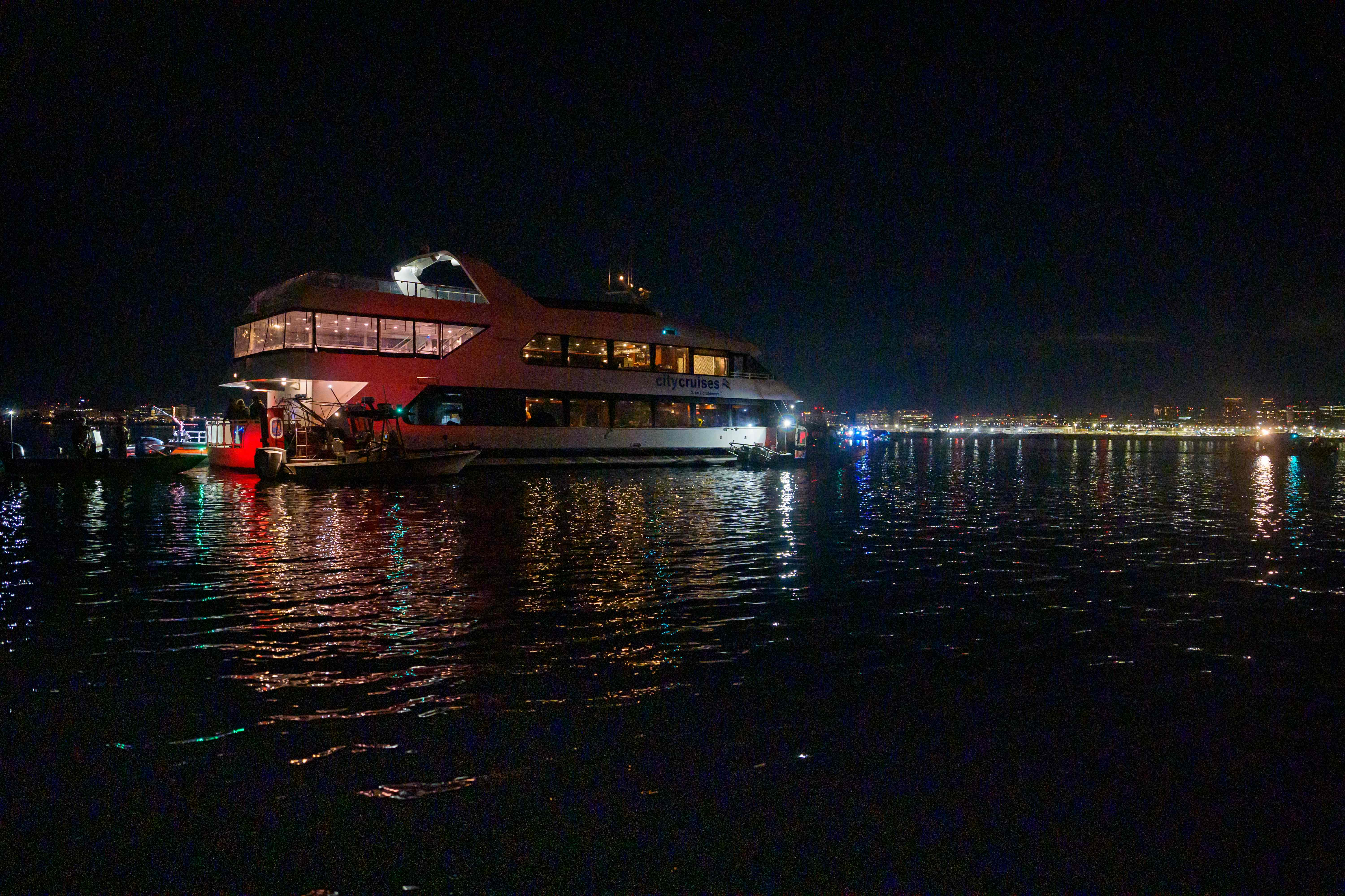 Bomberos buscan a personas sobrevivientes o cuerpos de víctimas del accidente aéreo ocurrido el 29 de enero en Washington. (Foto Prensa Libre: AFP)