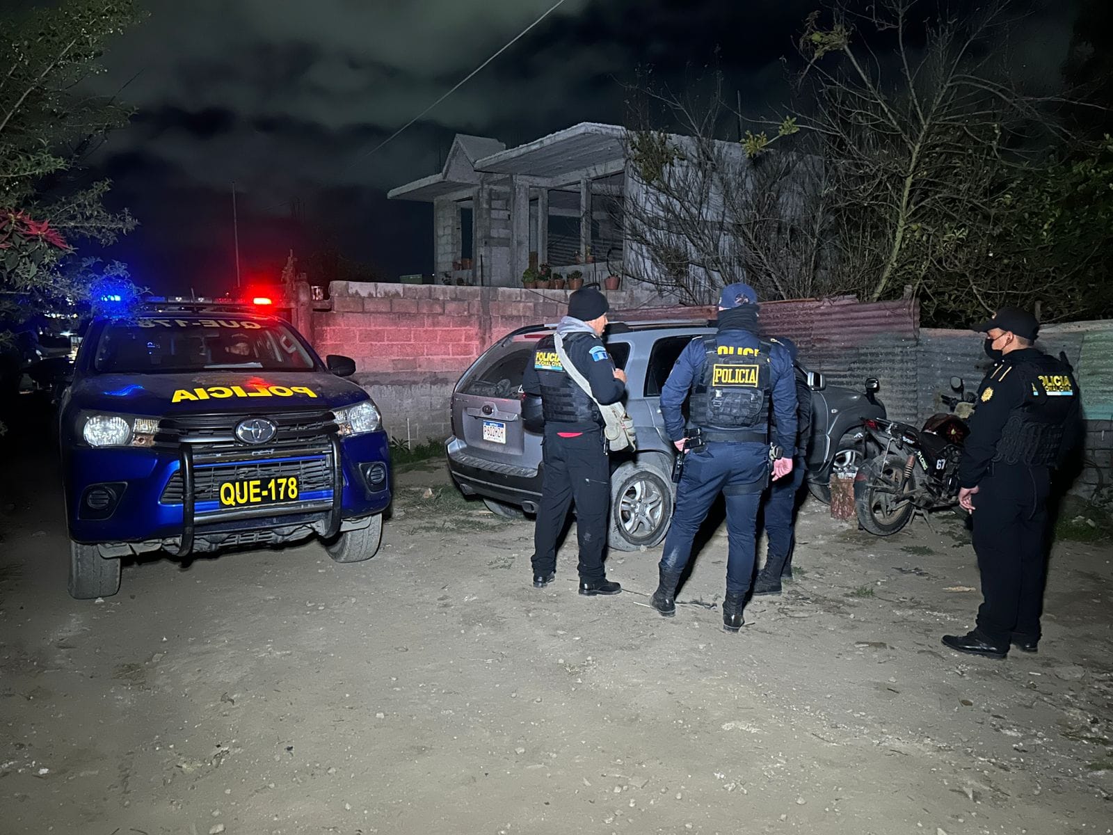 Policía halla fusiles de asalto y chalecos antibalas en camioneta abandonada en Xela