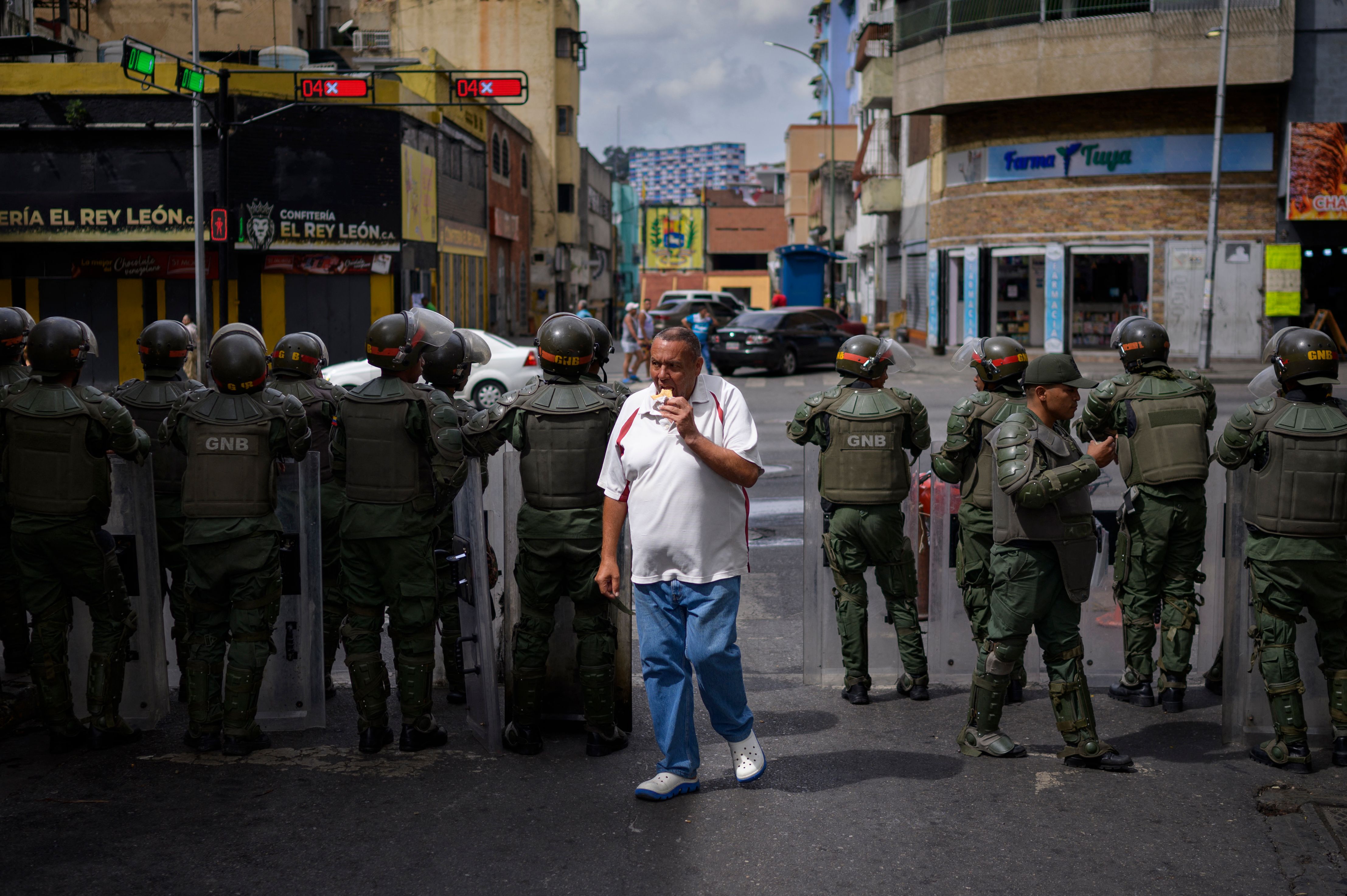 La Guardia Bolivariana permanece en constante alerta previo a la toma de posesión de Nicolás Maduro. Las fuerzas de seguridad deben mantener el control y asegurar la juramentación de Maduro. (Foto Prensa Libre: AFP)