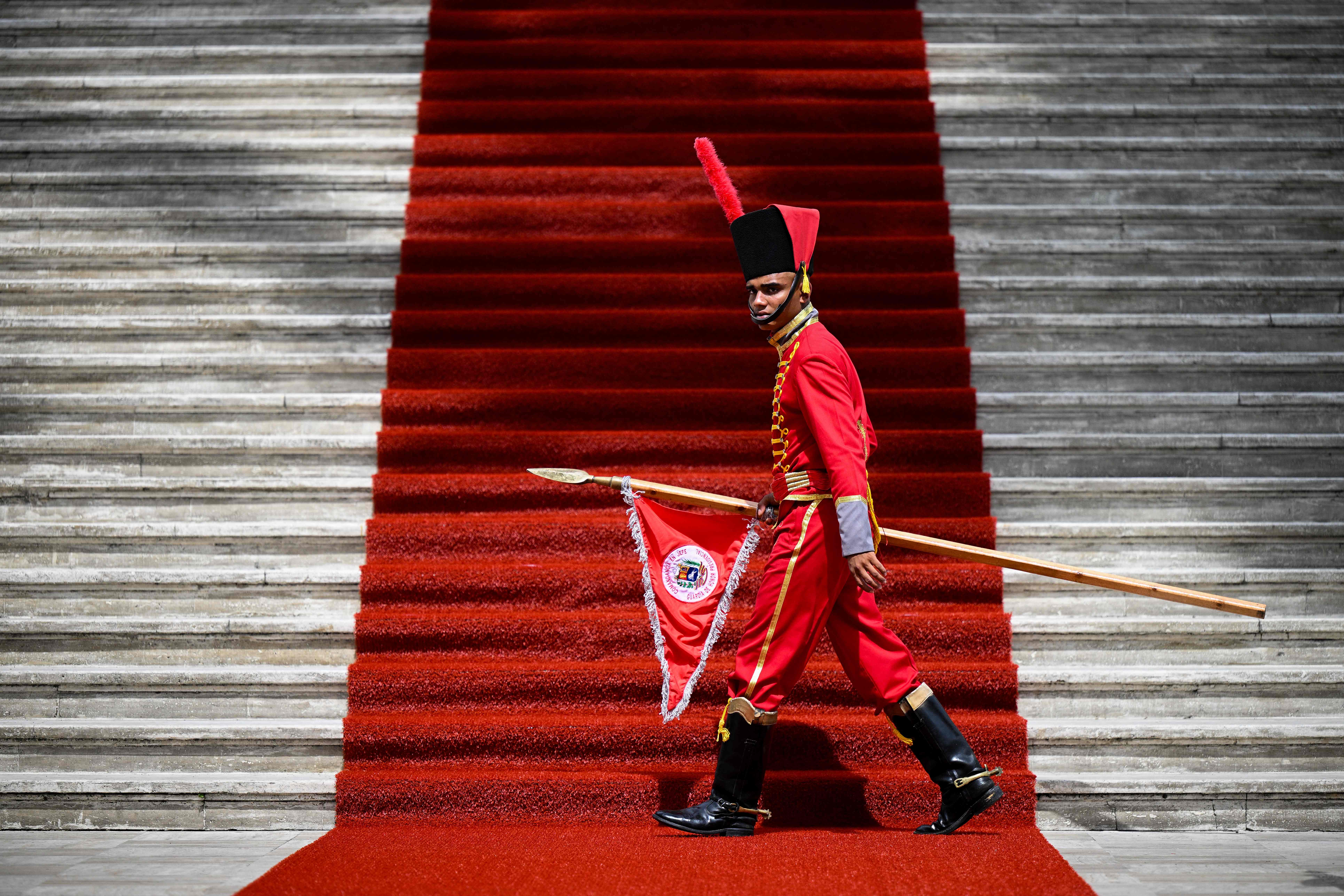 Un miembro de la Guardia de Honor camina frente al Palacio Federal Legislativo. (Foto Prensa Libre: AFP)