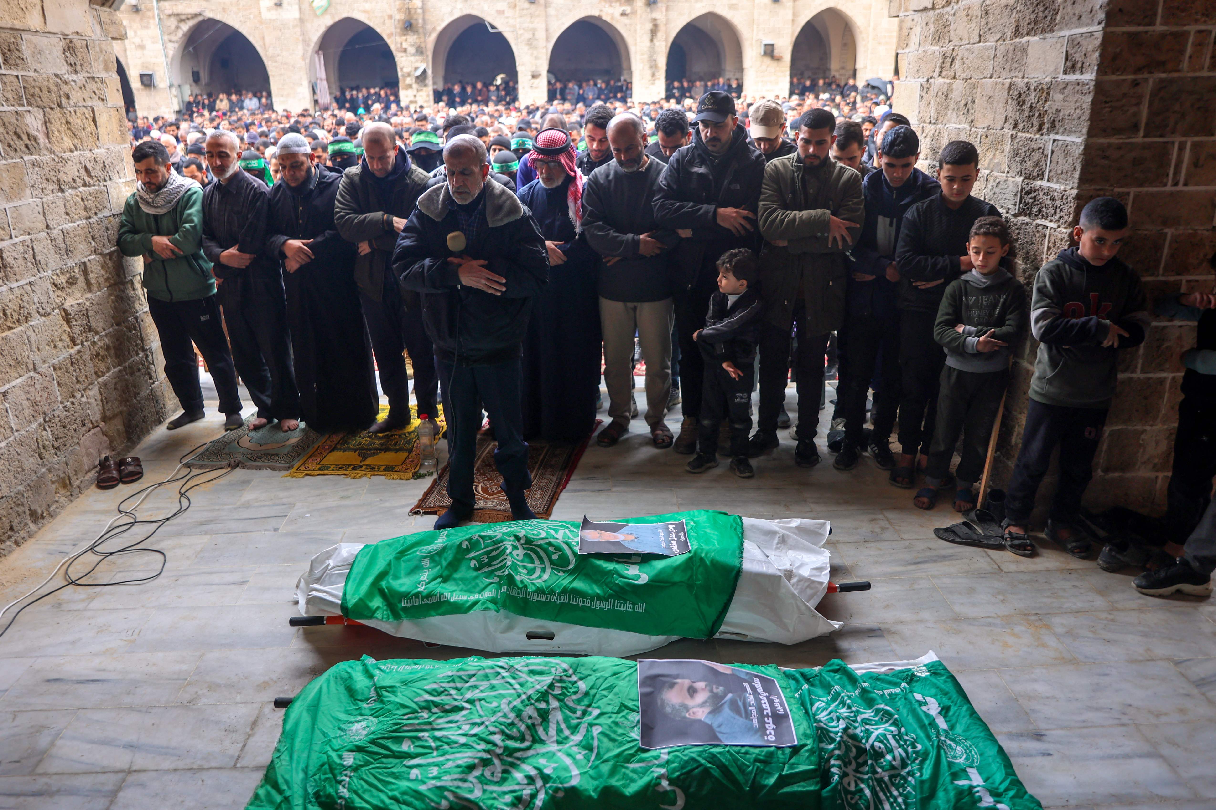 Palestinos lloran cerca de los cuerpos de dos miembros de Hamás, durante un funeral en la ciudad de Gaza.(Foto Prensa Libre: AFP)