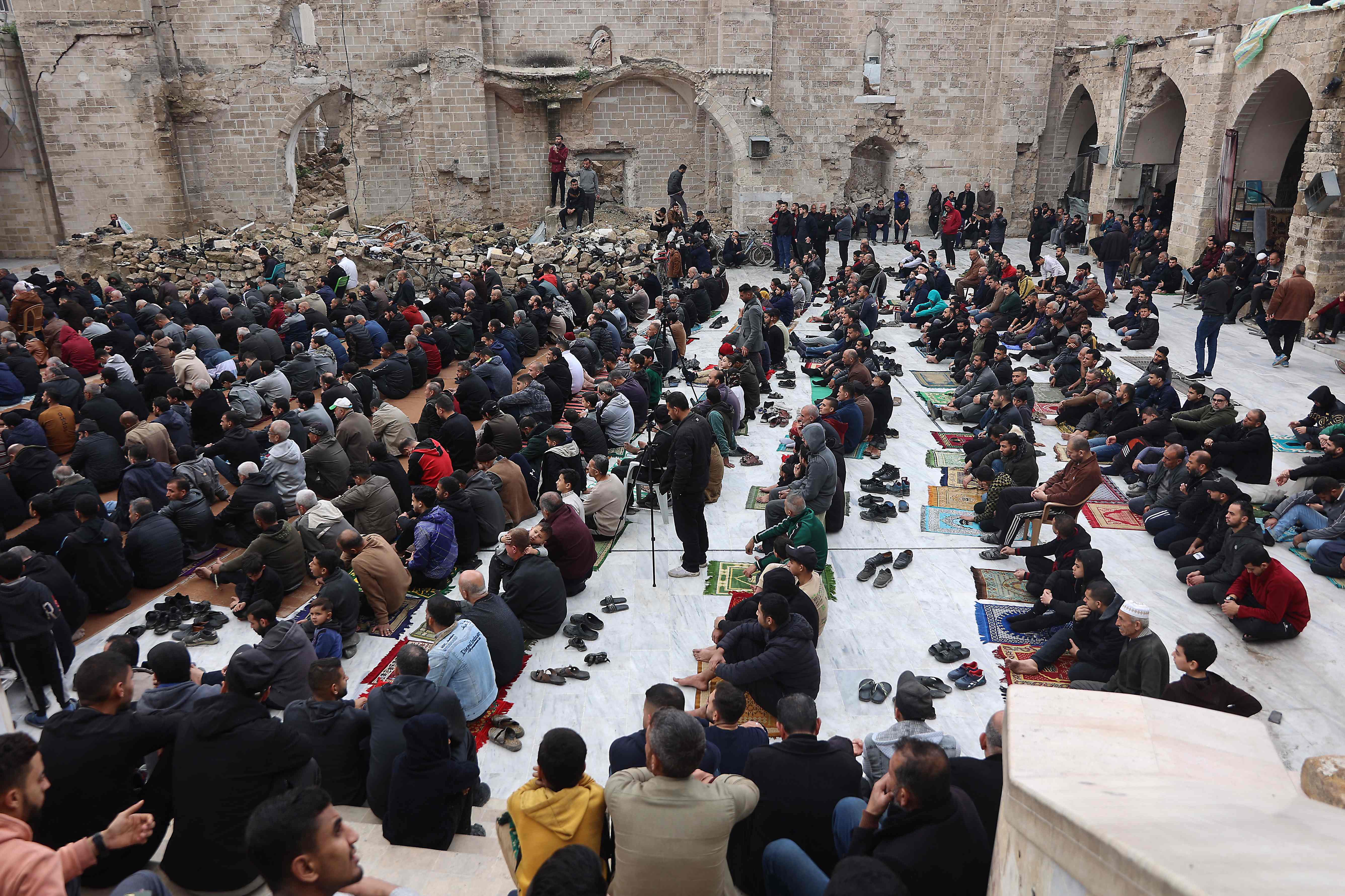 Palestinos realizan una oración durante el funeral de dos miembros de Hamás, en la mezquita Omari en la ciudad de Gaza. (Foto Prensa Libre: AFP)