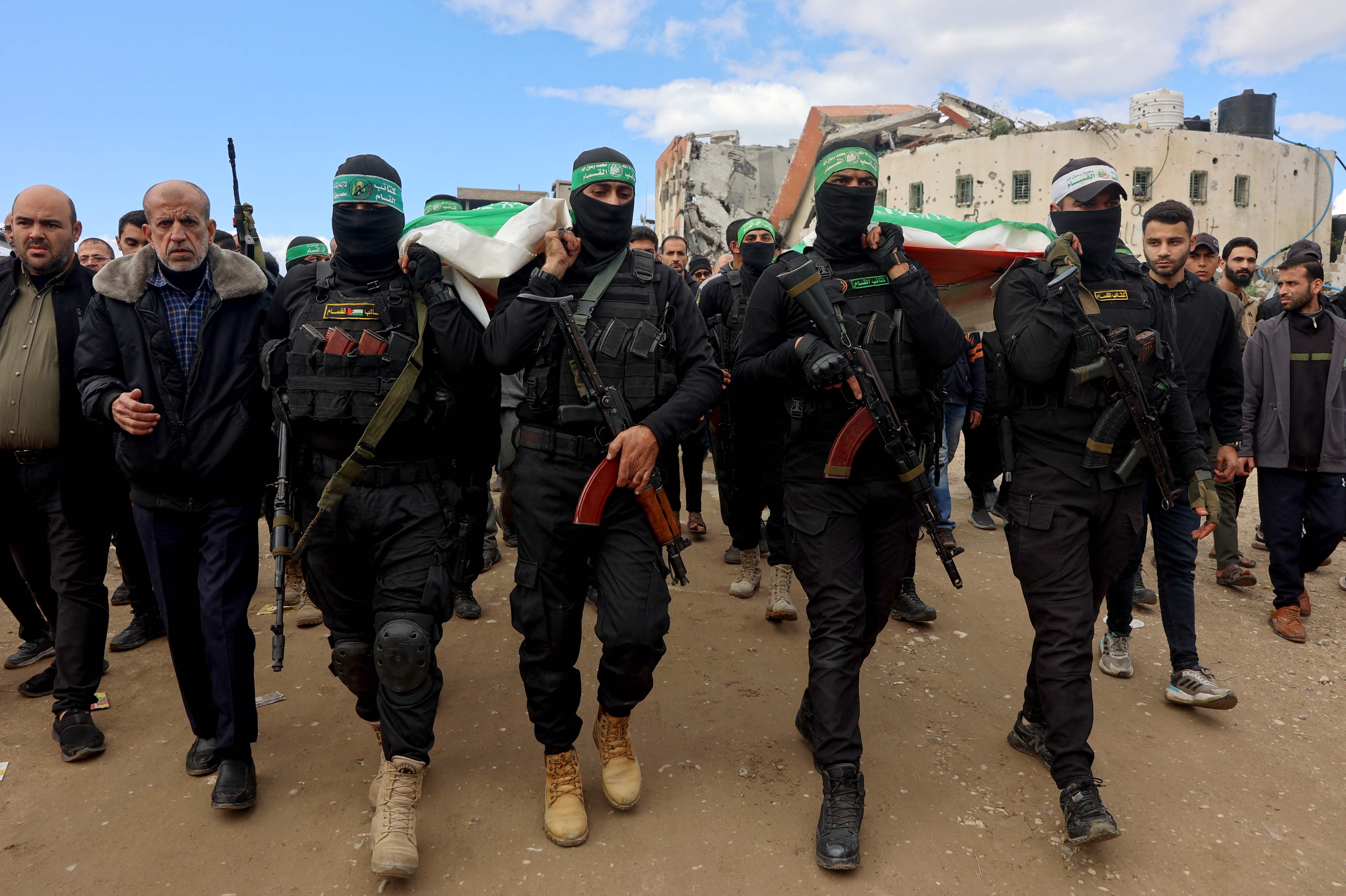 Combatientes de las Brigadas Ezzedine al-Qassam, el brazo armado de Hamás, asisten al funeral de combatientes en la ciudad de Gaza. (Foto Prensa Libre: AFP)