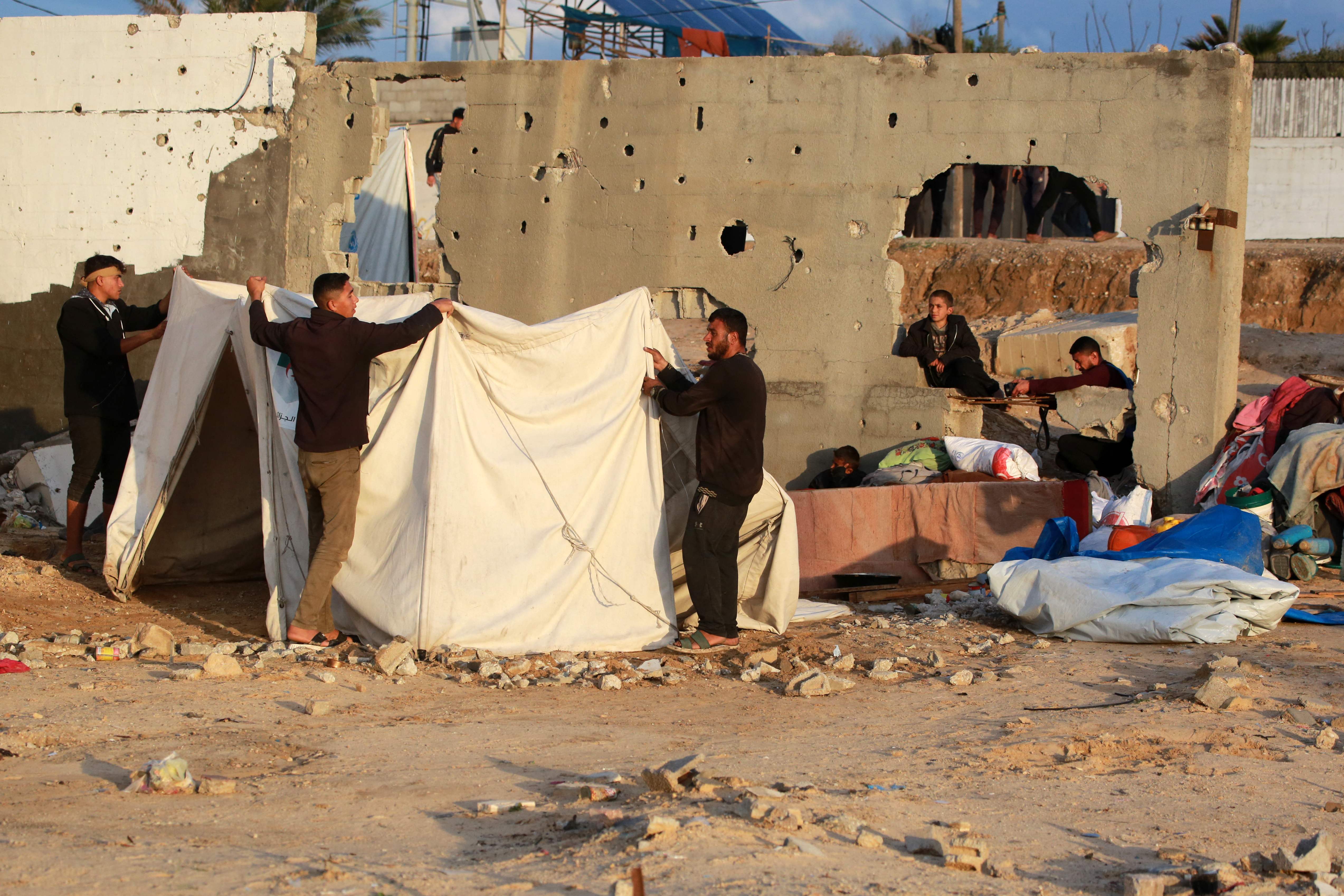 Palestinos instalaron su tienda al noroeste de Nuseirat en la parte central de la franja, el punto más cercano  al corredor de Netzarim controlado por Israel, con la esperanza de regresar al norte. (Foto Prensa Libre: AFP)