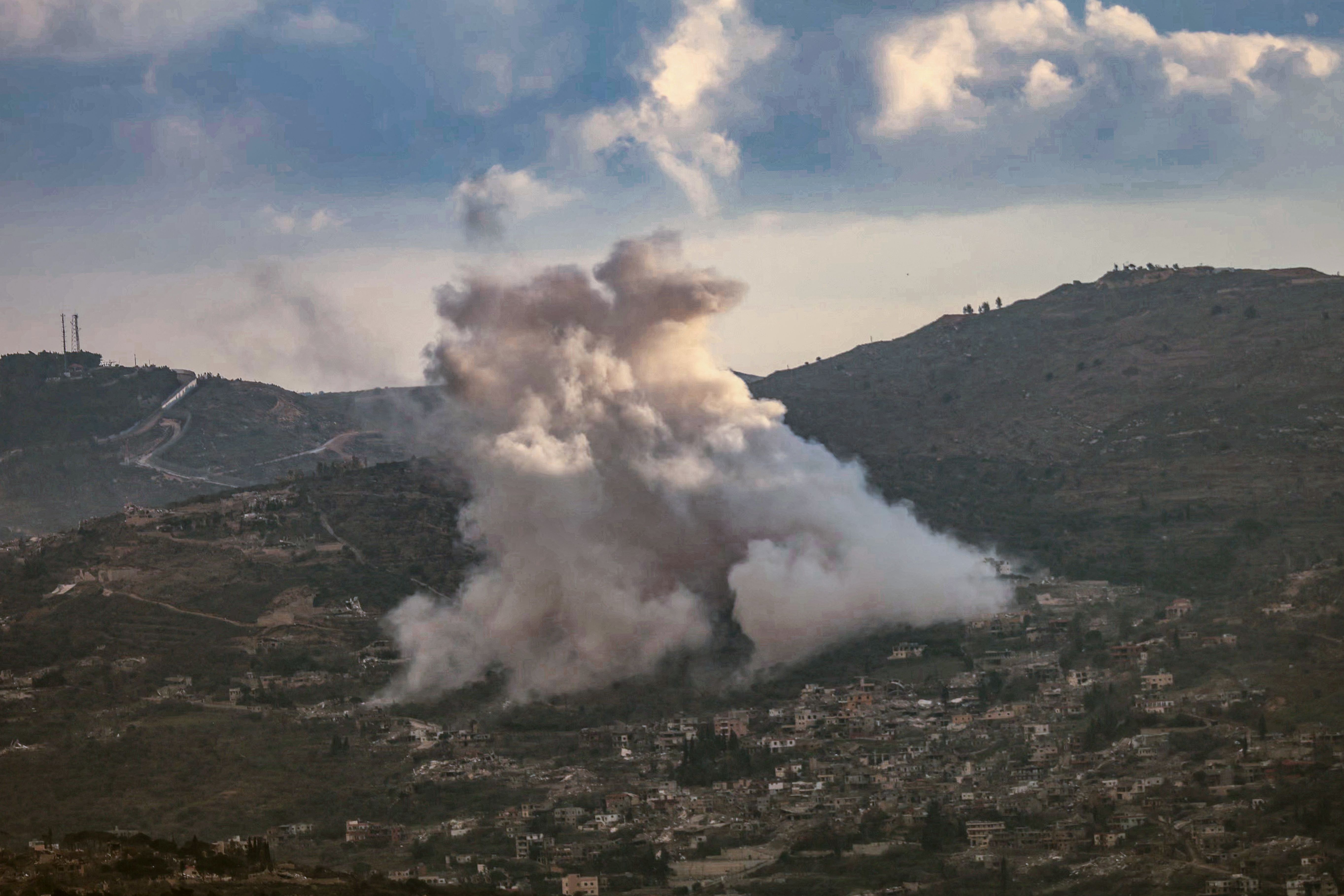 Explosiones controladas durante las actividades de demolición llevadas a cabo por el ejército israelí en la aldea de Kfarkila, en el sur del Líbano.(Foto Prensa Libre:AFP)