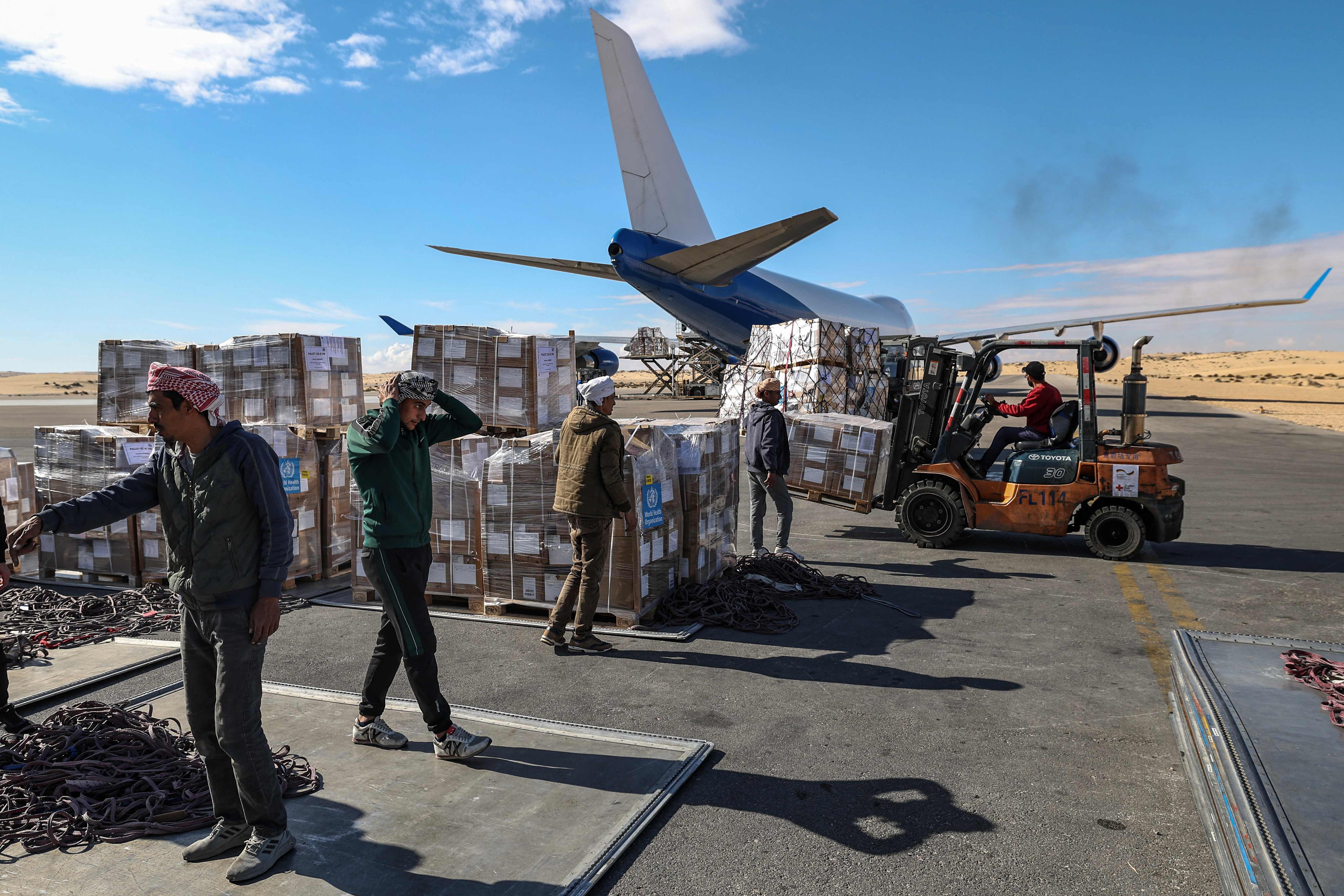 Cajas de ayuda humanitaria de la Organización Mundial de la Salud (OMS) de la ONU llegan al aeropuerto. (Foto Prensa Libre: AFP)