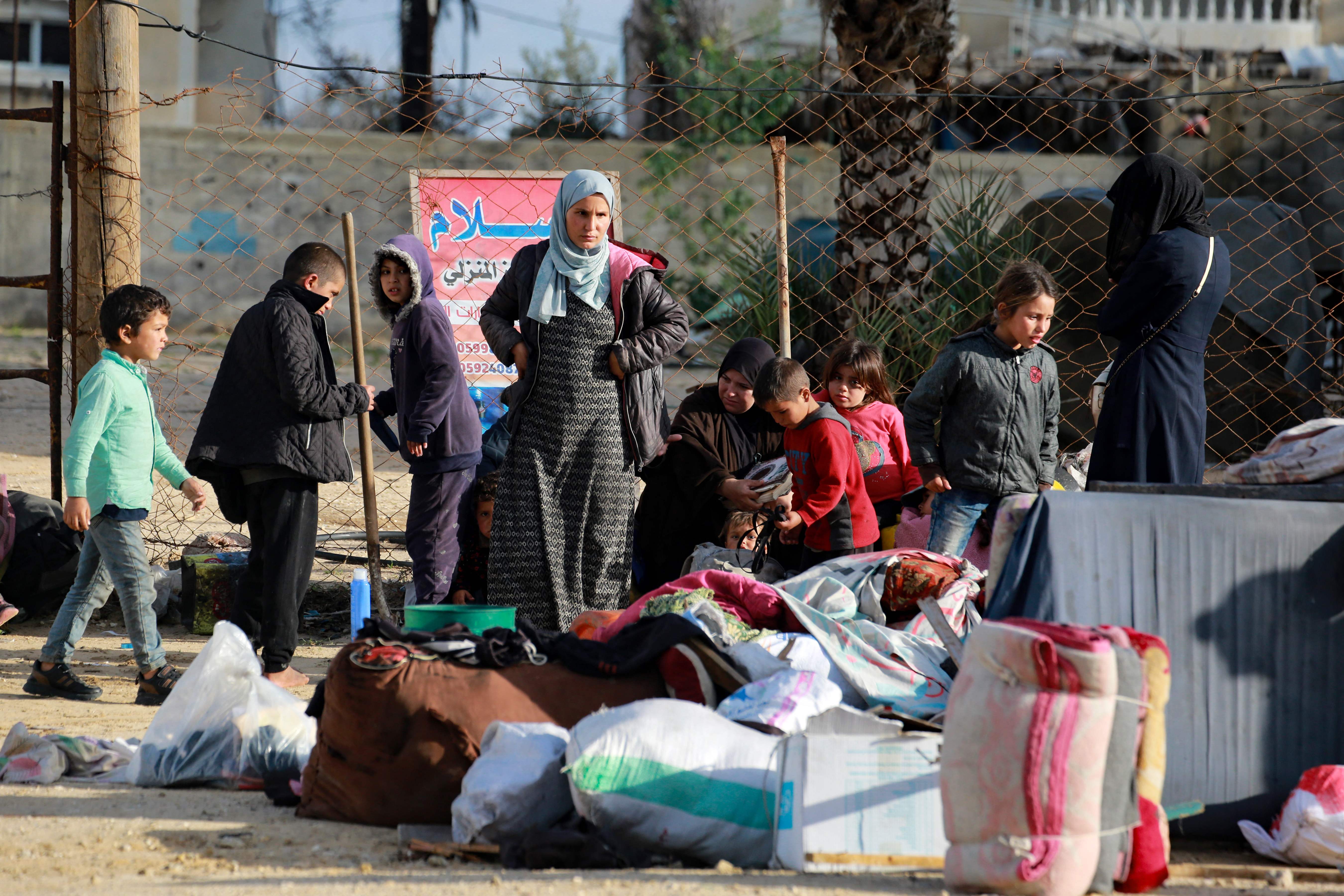 Palestinos que abandonaron el sur de la Franja de Gaza, llegan con sus pertenencias al noroeste de Nuseirat en la parte central de la franja. (Foto Prensa Libre: AFP)