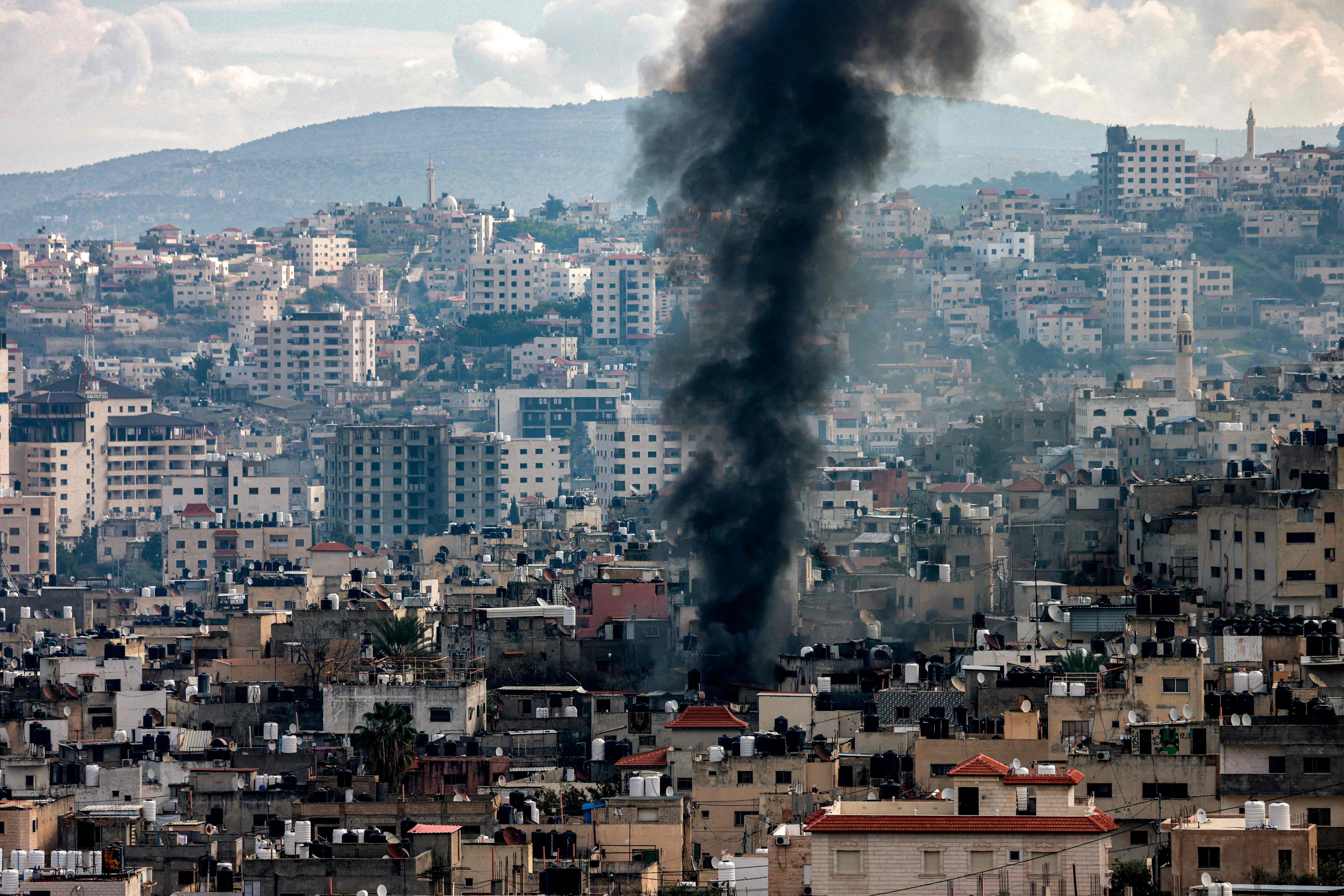 El humo se eleva desde un área en Jenin, en Cisjordania, durante una operación del ejército israelí a gran escala. La oficina del primer ministro israelí, Benjamin Netanyahu ha asegurado que el retiro de tropas puede extenderse más allá de los 60 días. (Foto Prensa Libre: AFP)