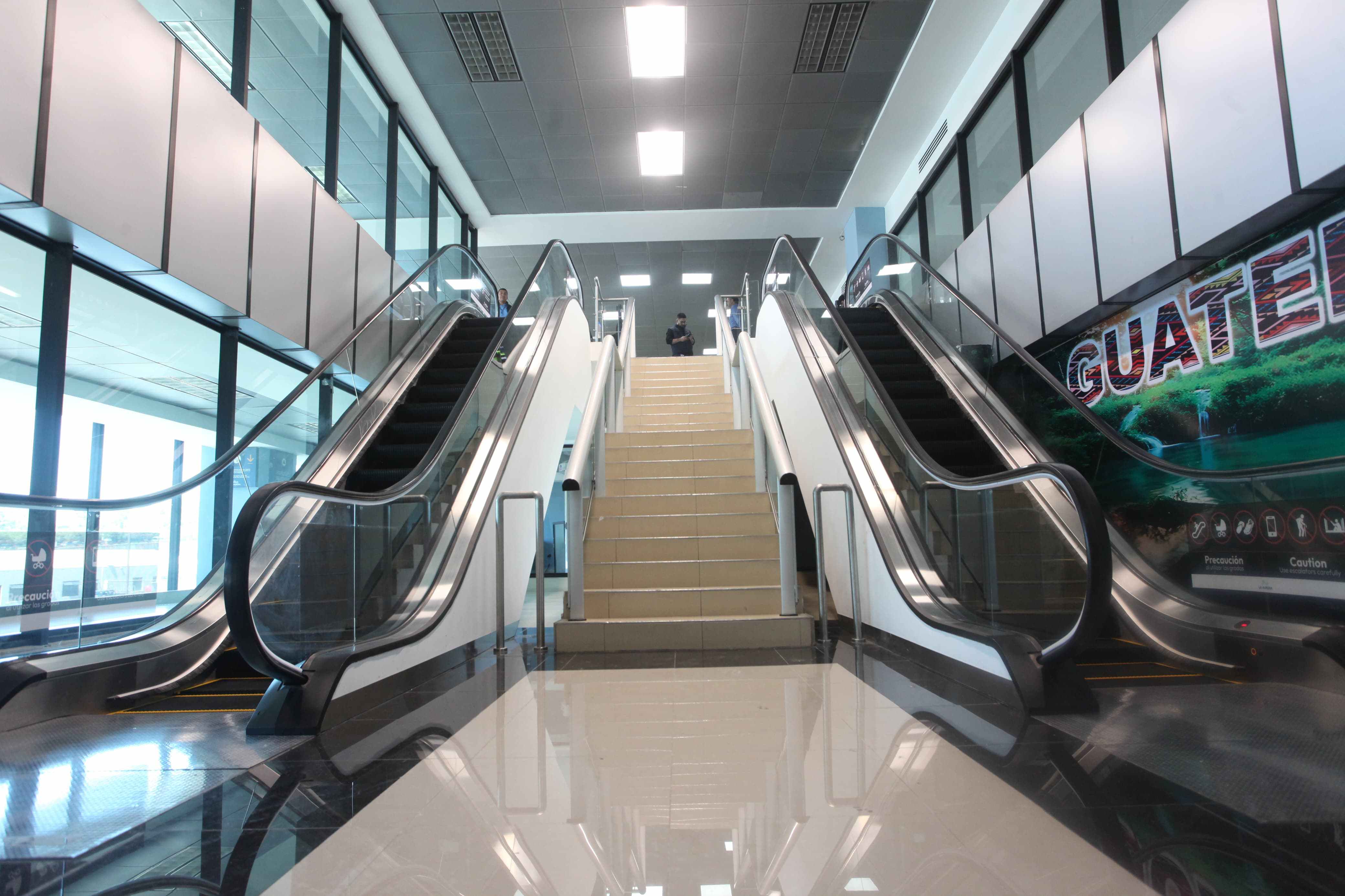 Los nuevos elevadores y gradas eléctricas del aeropuerto La Aurora ...