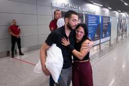 Luis Antonio Rodrigues Santos is welcomed by Eliana Campos after being deported from US arrive at Confins International Airport in Confins, Minas Gerais state, Brazil on January 25, 2025. Brazil on January 25 condemned the "disregard for fundamental rights" of nearly 80 Brazilian illegal migrants deported from the US who were handcuffed during the journey. The plane landed in Manaus due to technical problems. (Photo by Douglas MAGNO / AFP)