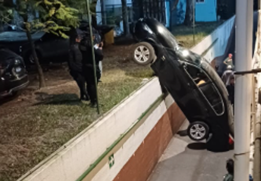 Hospital Roosevelt explica qué fue lo que pasó con auto que cayó en un pasillo del edificio