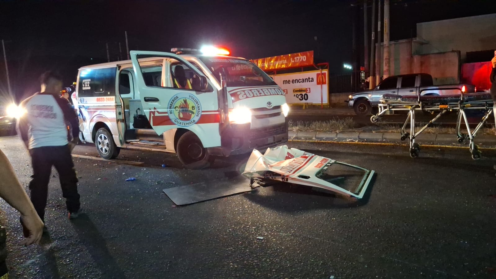 Pareja en motocicleta choca contra una ambulancia que cubría otra emergencia y pasajera muere por el impacto