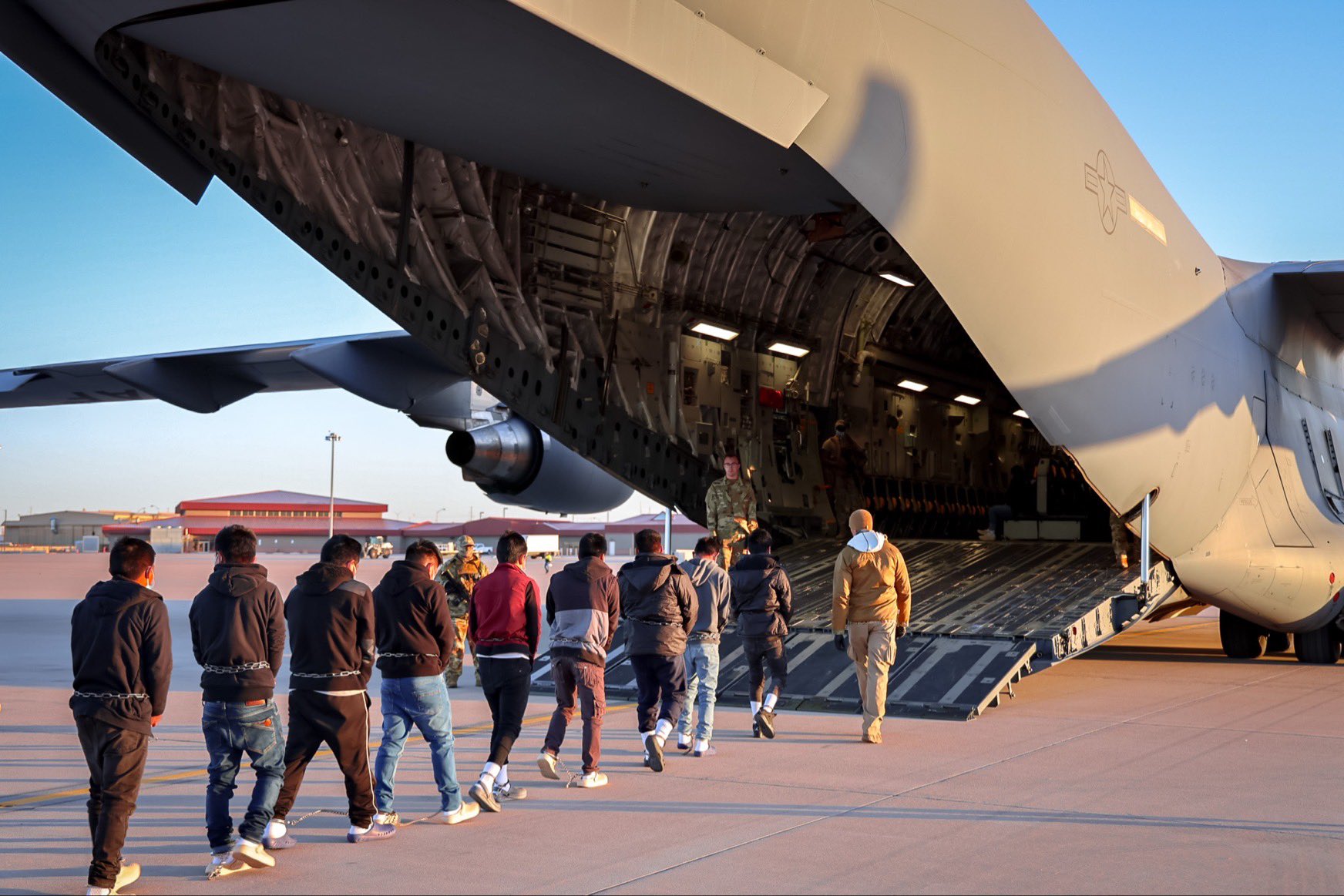 “Severas consecuencias”: el mensaje de EE. UU. al informar sobre los migrantes retornados en aviones militares