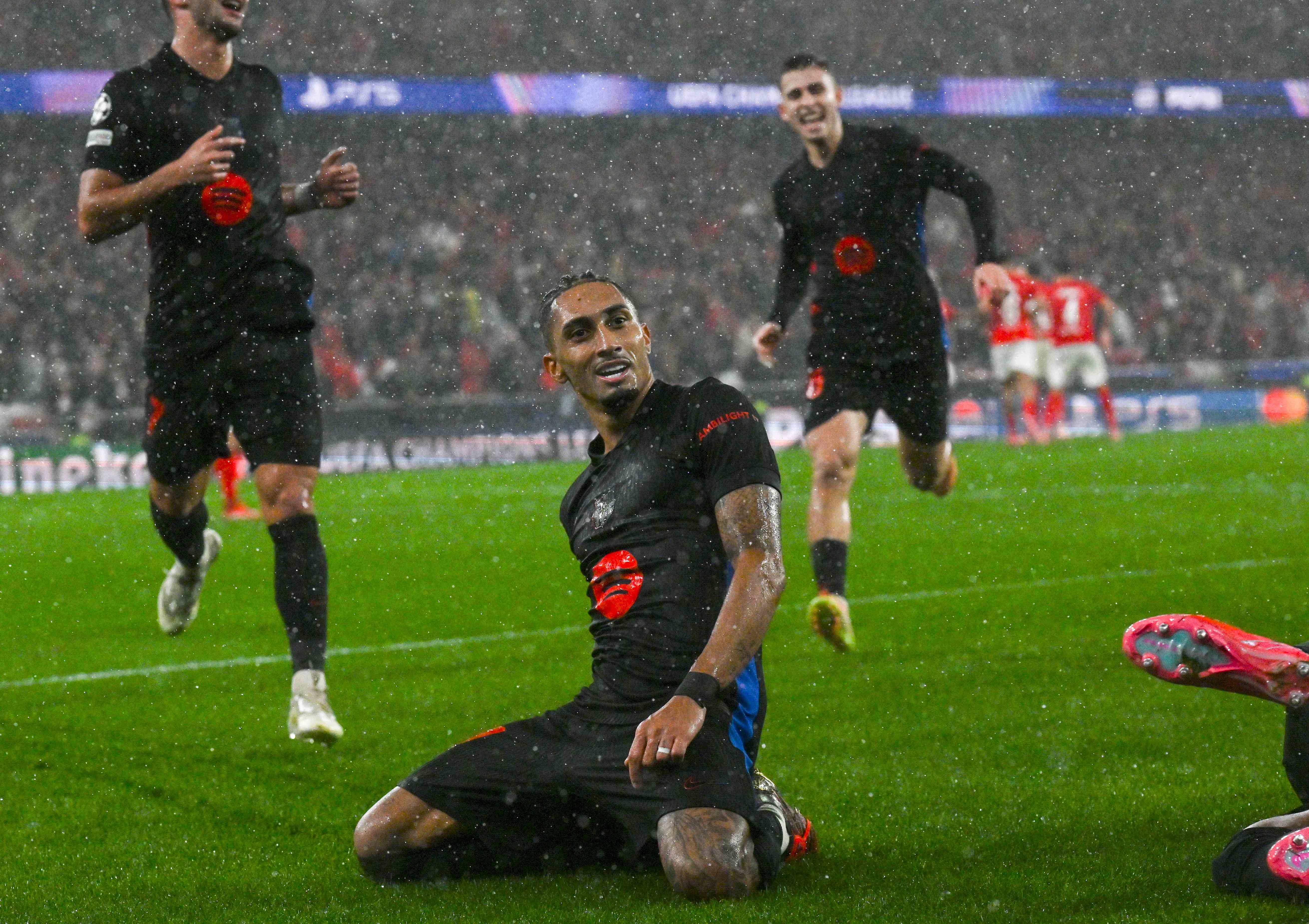 De un posible penal a la remontada: Toda la secuencia del gol agónico de Raphinha al Benfica