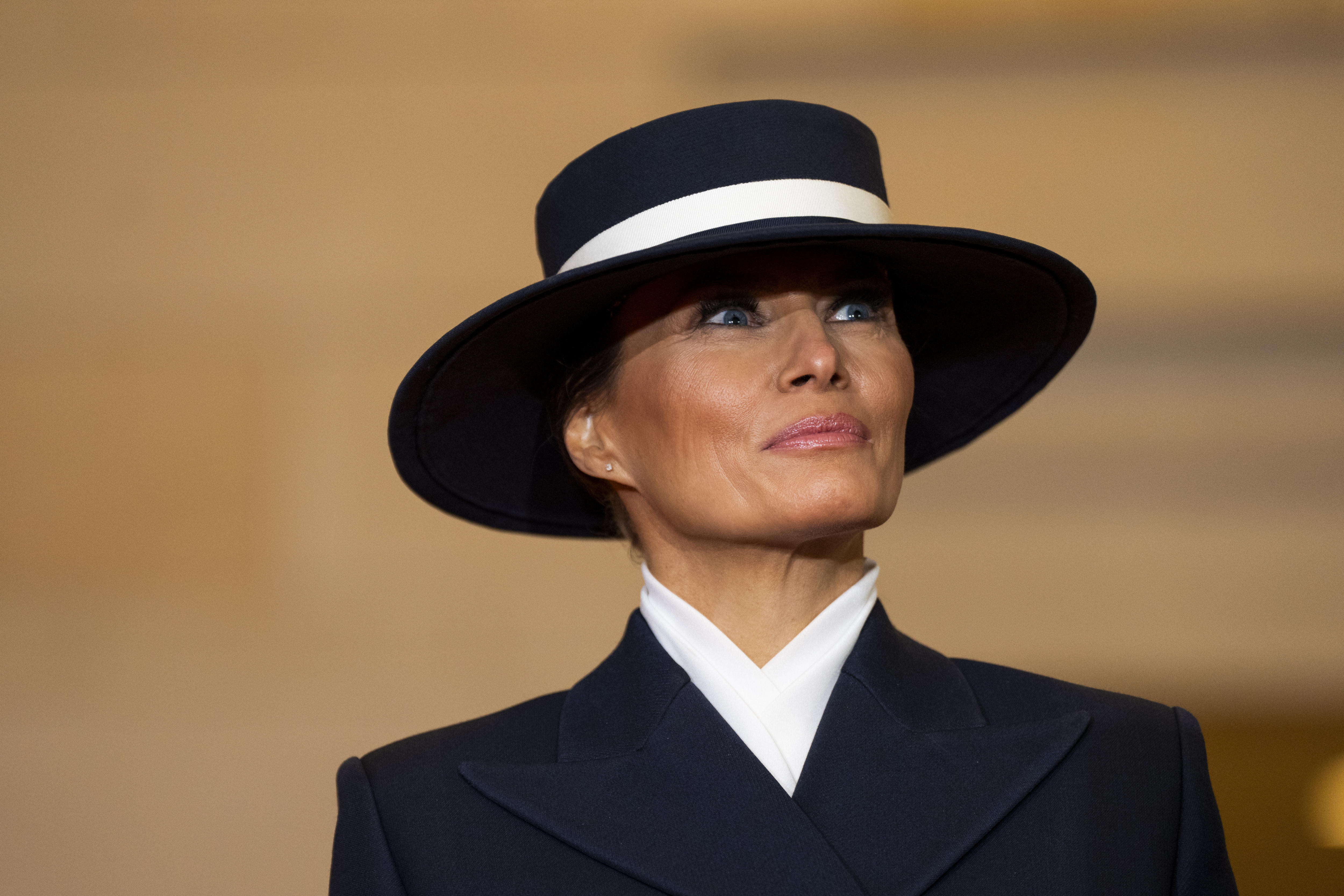 Melania Trump acapara miradas con un abrigo cruzado y un sombrero tipo canotier en investidura de Trump