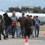 Uno de los primeros grupos de guatemaltecos deportados de Estados Unidos en 2025. Fotografía: Prensa Libre.