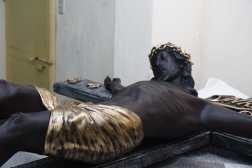 Un nuevo Cristo Negro de Esquipulas podrá apreciarse en el Santuario de la Virgen del Cerrito del Carmen. Este domingo 12 de enero, a partir de las 10:00 horas, en medio de toquillas, sombreros y tradiciones de Esquipulas se celebrará la entrega de la imagen a ese templo.

Foto: DANIEL SAMAYOA
12/01/2025