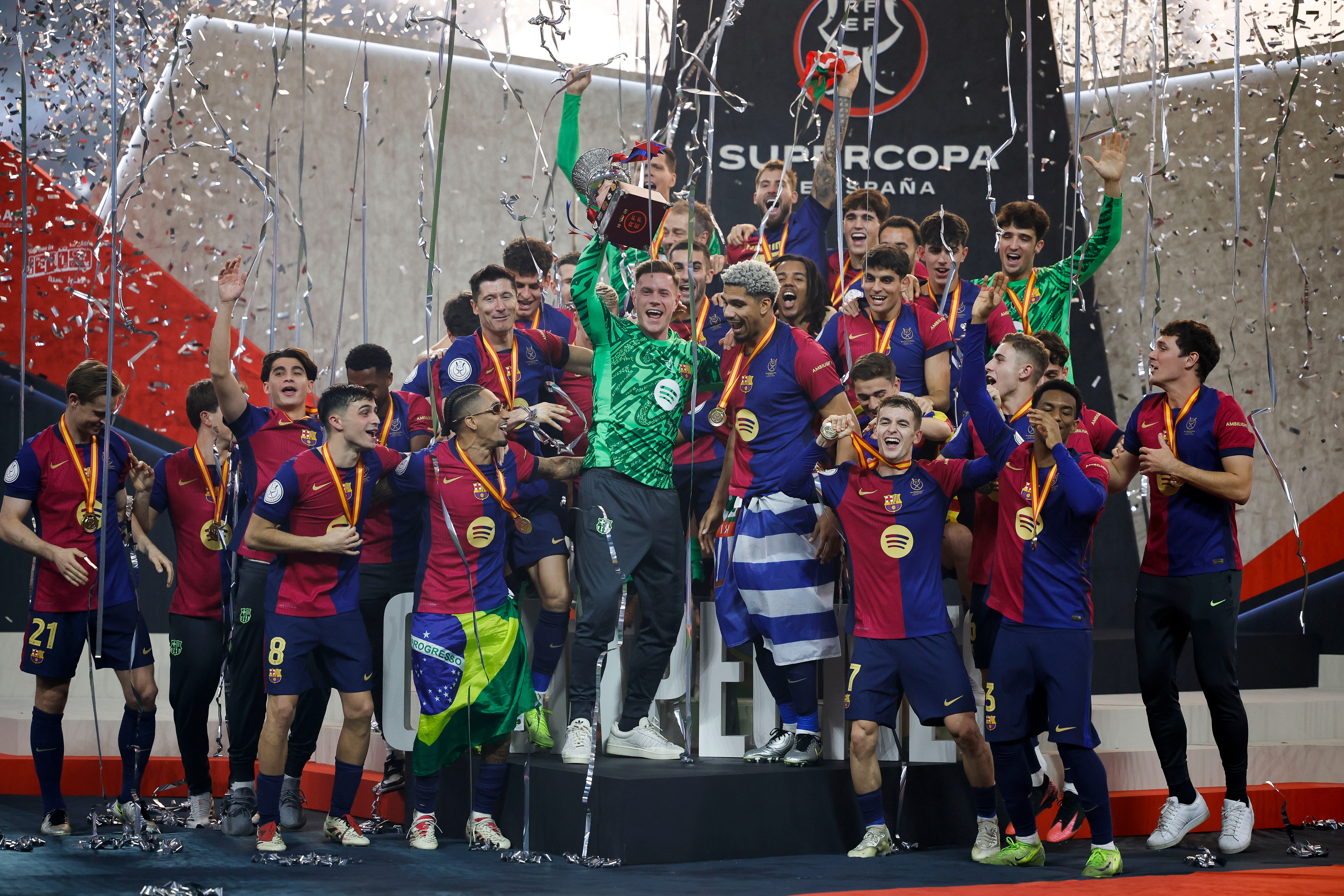 Barcelona aplasta al Real Madrid y se corona en la Supercopa con ...