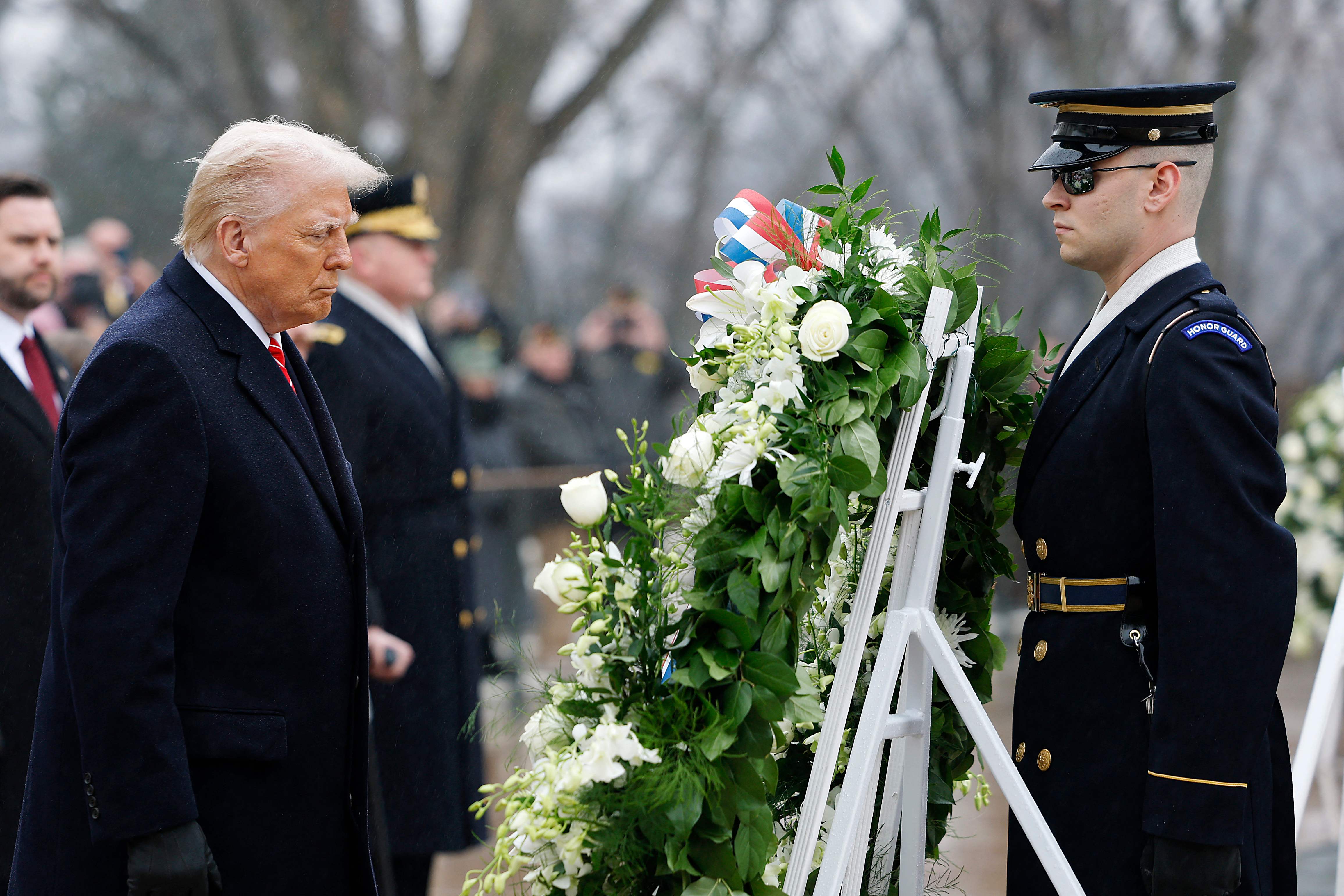 Trump entrega flores en la tumba del soldado desconocido en el cementerio de Arlington