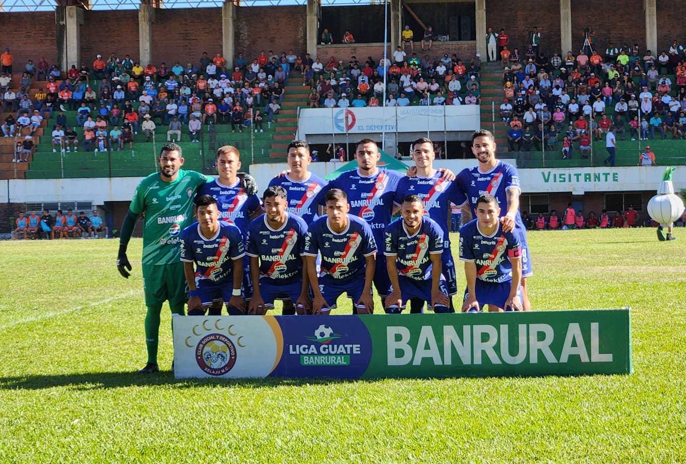 The Xelajú MC team poses for a Clausura 2025 match.