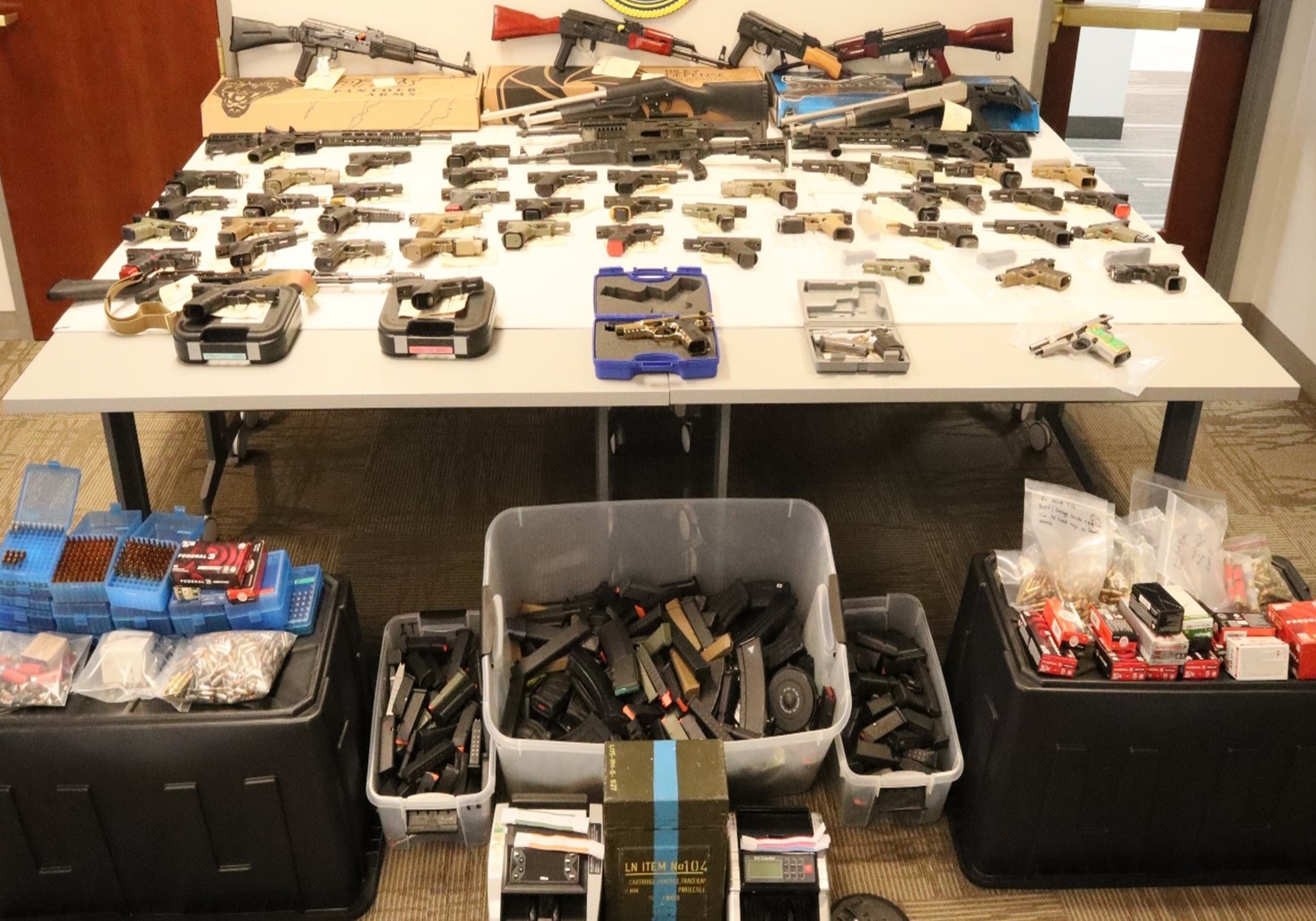 Fusiles, una masacre y dinero: quién es el guatemalteco que se declaró culpable en EE. UU. de traficar “miles de armas de fuego”