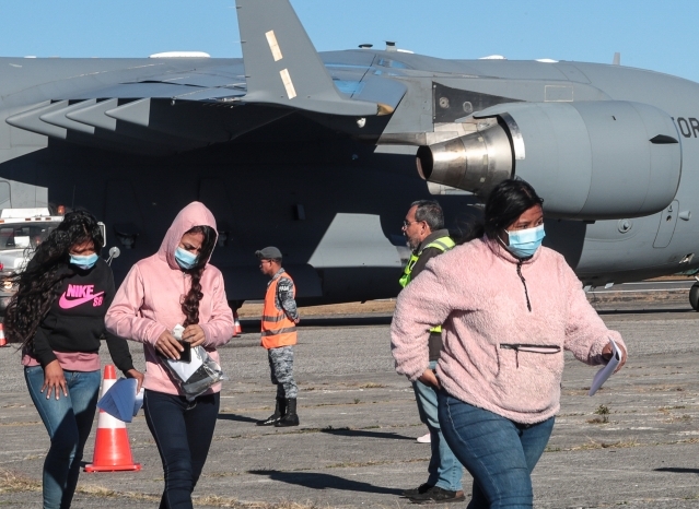 NBC News informa que México denegó la entrada de un avión de EE. UU. con deportados
