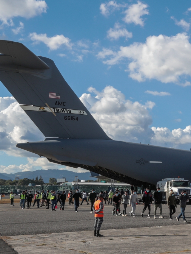 Migrantes retornados caminan en una pista aérea en Ciudad de Guatemala el 27 de enero de 2025. (Foto Prensa Libre: EFE)
