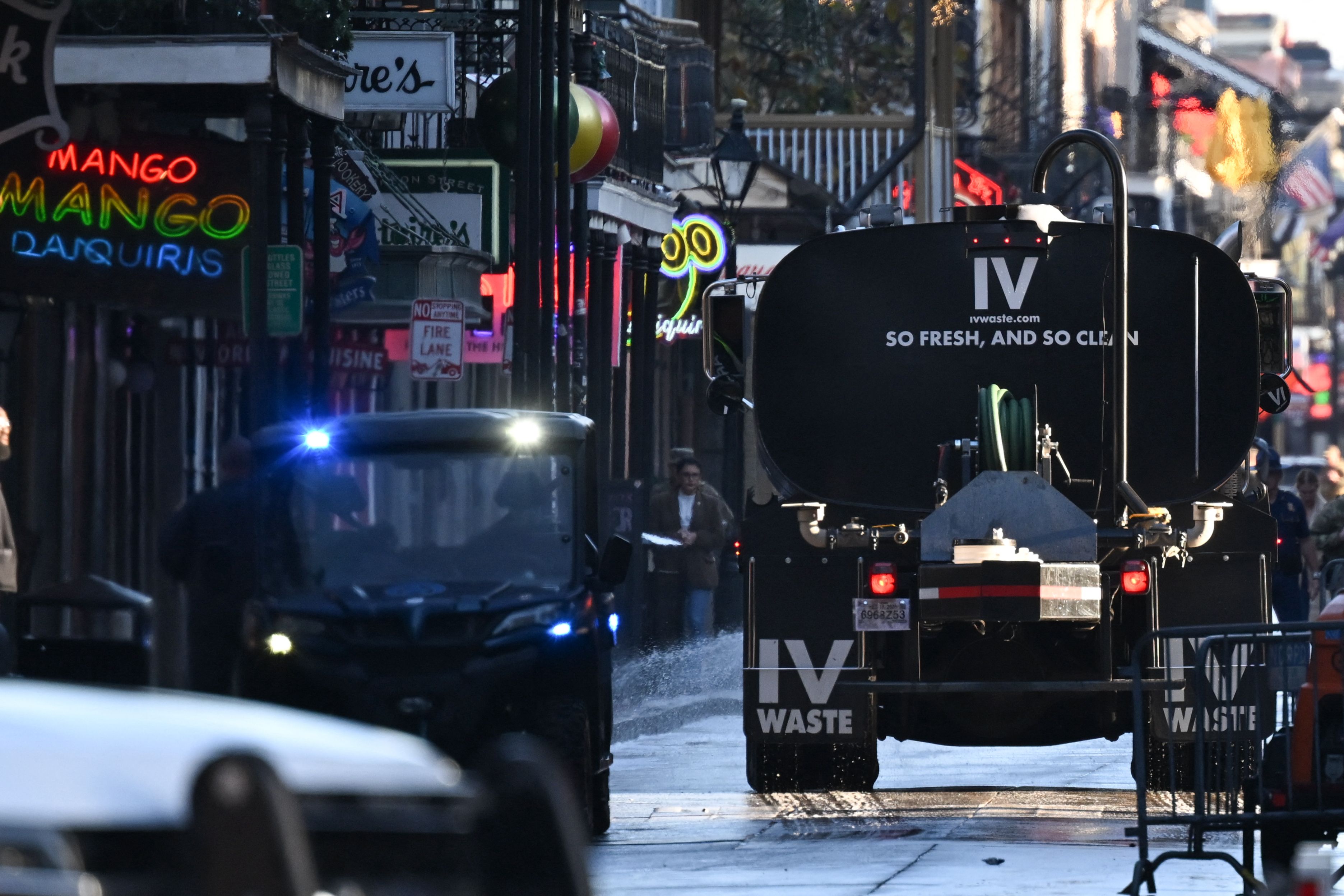 Un camión limpia la calle Bourbon en el Barrio Francés el dos de enero en Nueva Orleans, Luisiana, luego de un ataque terrorista el uno de enero. Al menos 10 personas murieron y 30 resultaron heridas. (Foto Prensa Libre: AFP)