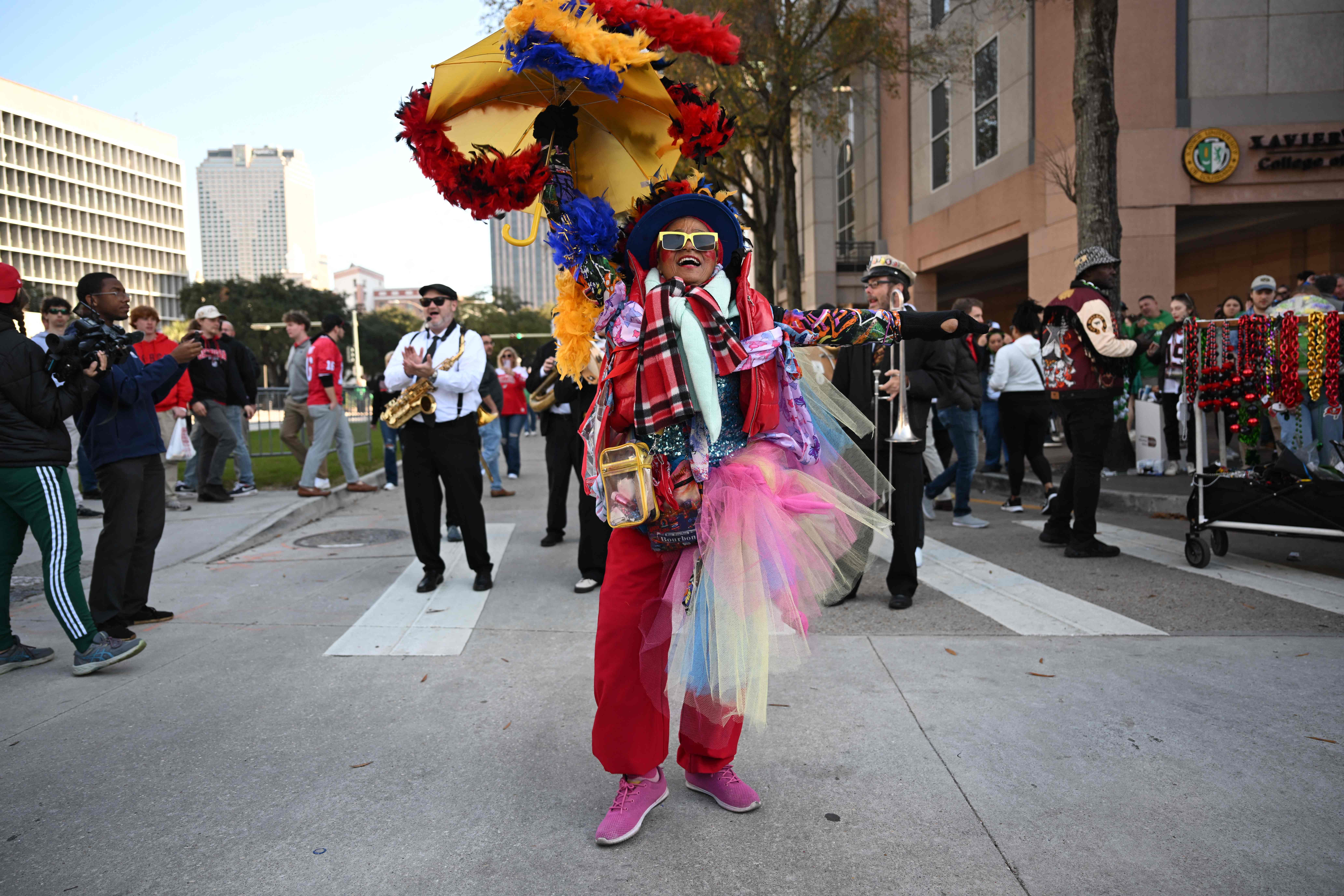 Una mujer baila con una banda afuera del Superdome antes del juego Sugar Bowl, un día después del ataque. (Foto Prensa Libre: AFP)