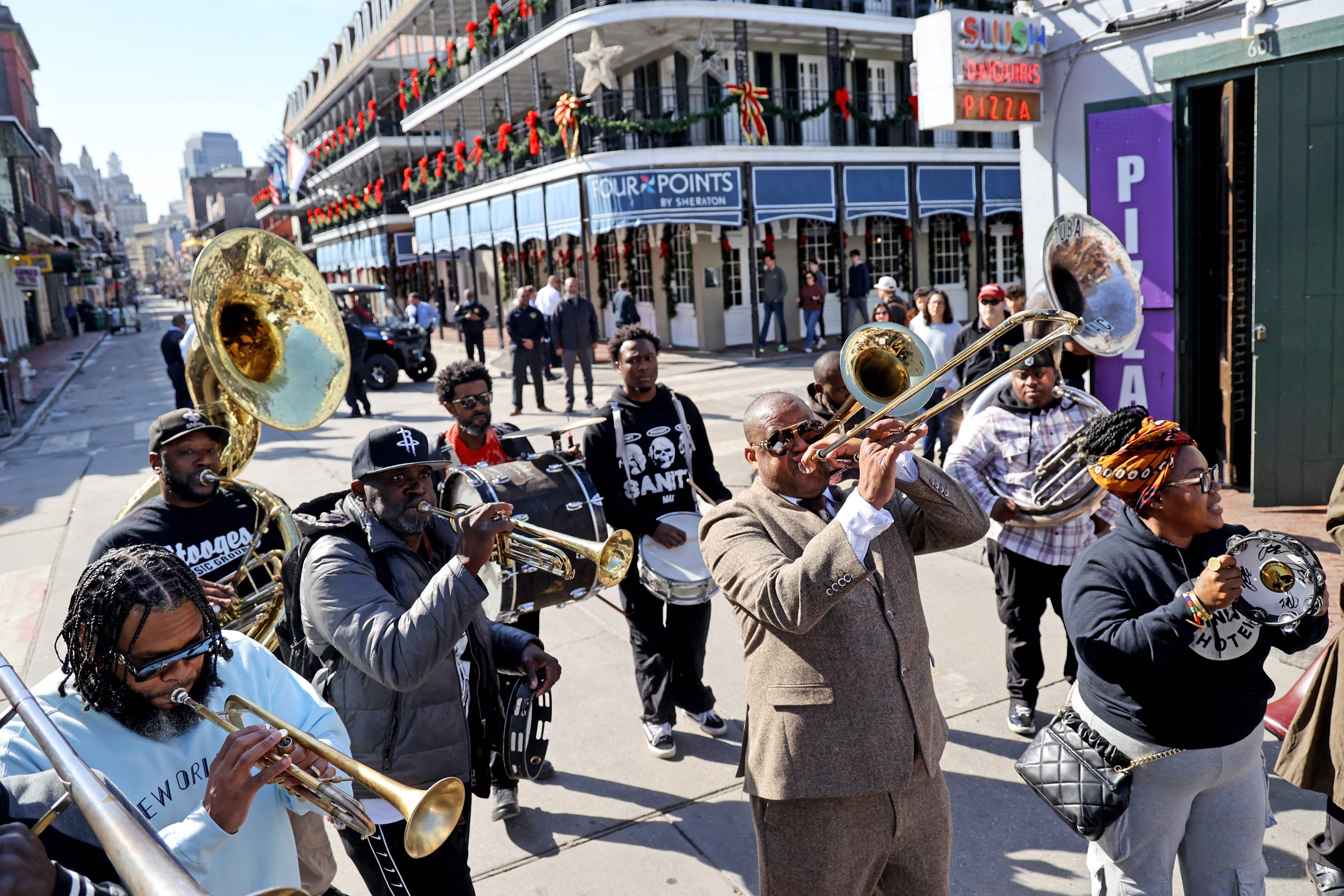El músico Glen David Andrews (2.º por la derecha), toca con una banda de música en la cuadra 500 de Bourbon Street al final de una "caminata por la paz", liderada por la alcaldesa de Nueva Orleans, LaToya Cantrell. (Foto Prensa Libre: AFP)
