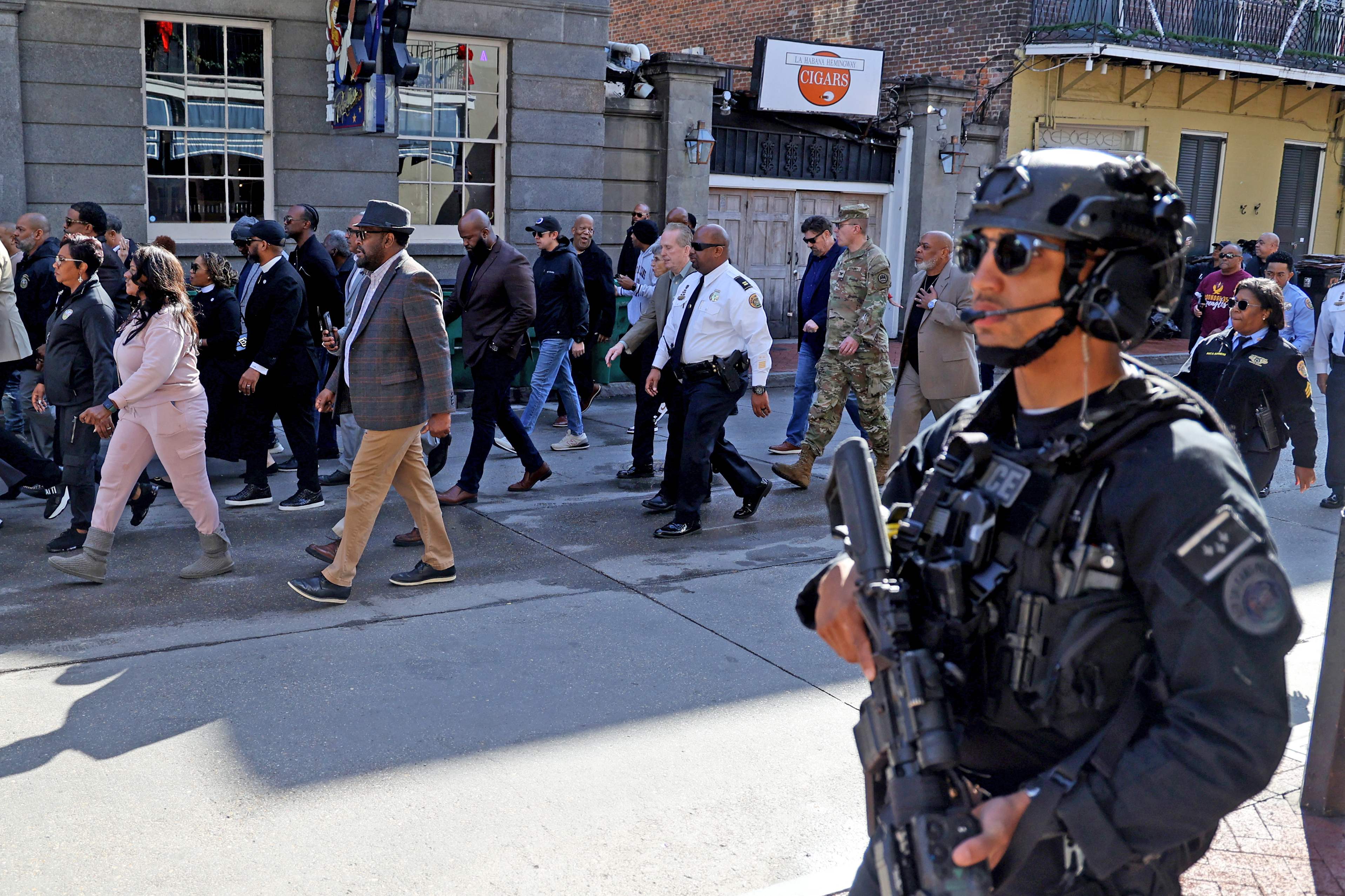Miembros de la Alcaldía de Nueva Orleans, las fuerzas del orden y el clero local, durante la  "caminata por la paz" en la calle Bourbon, donde oraron por las víctimas del ataque del día de Año Nuevo. (Foto Prensa Libre: AFP)