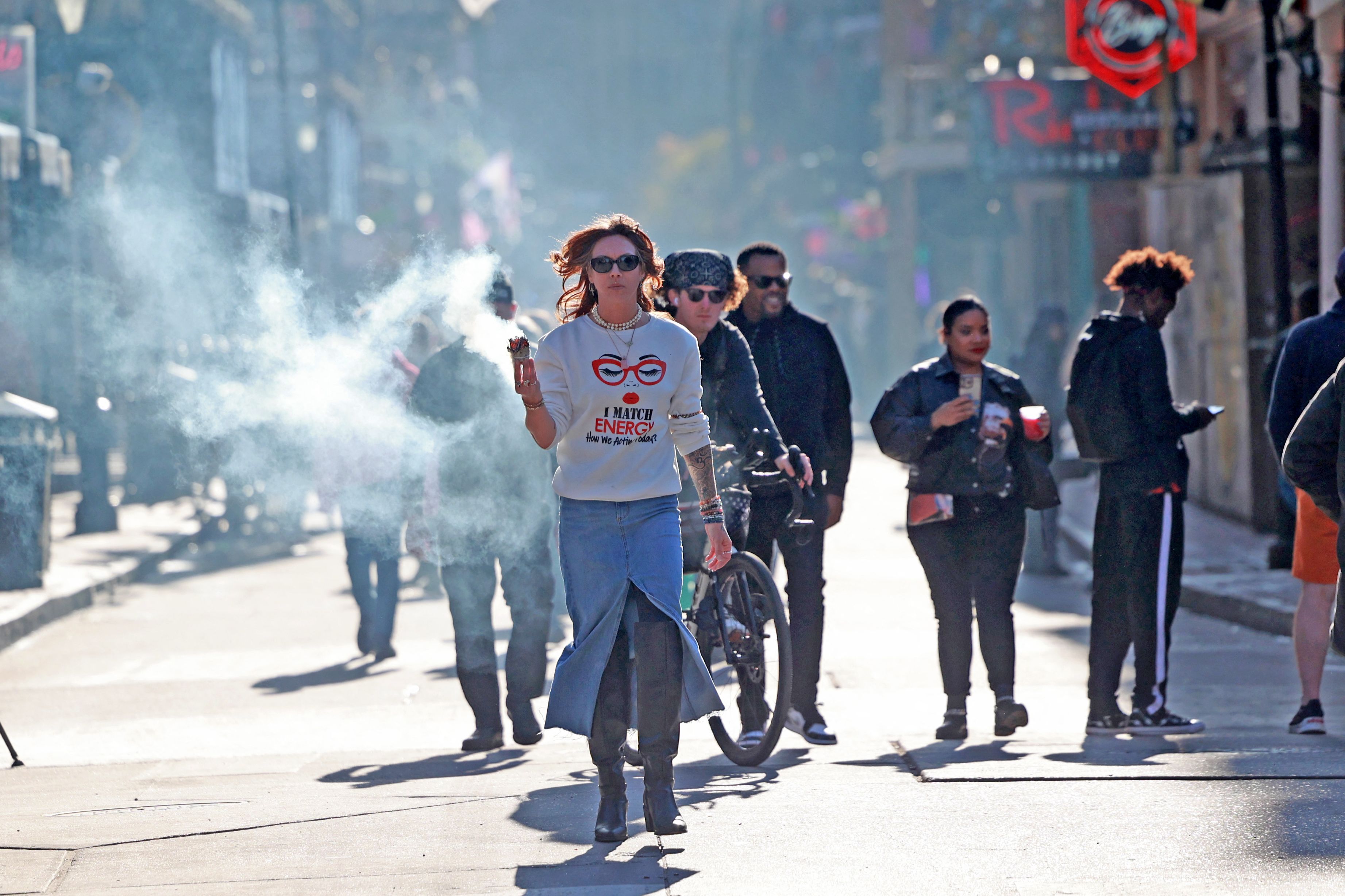 Stephanie Drake lleva salvia ardiendo por la calle Bourbon para "disipar la energía negativa" después de que la calle fuera reabierta. (Foto Prensa Libre: AFP)