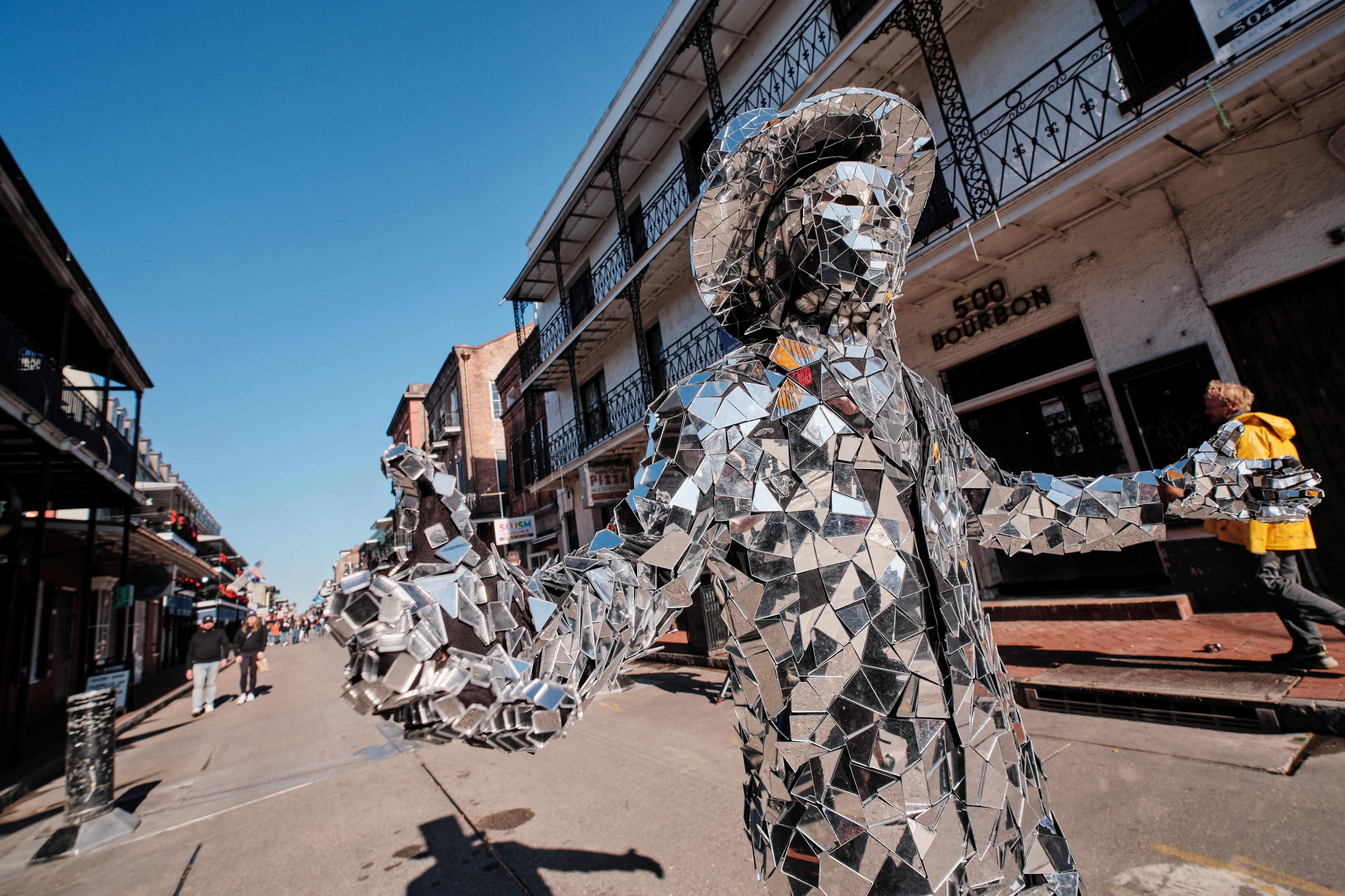 Un artista callejero recorre la calle Bourbon tras su reapertura al público en Nueva Orleans, Luisiana, EE.UU., el dos de enero. (Foto Prensa Libre: EFE)