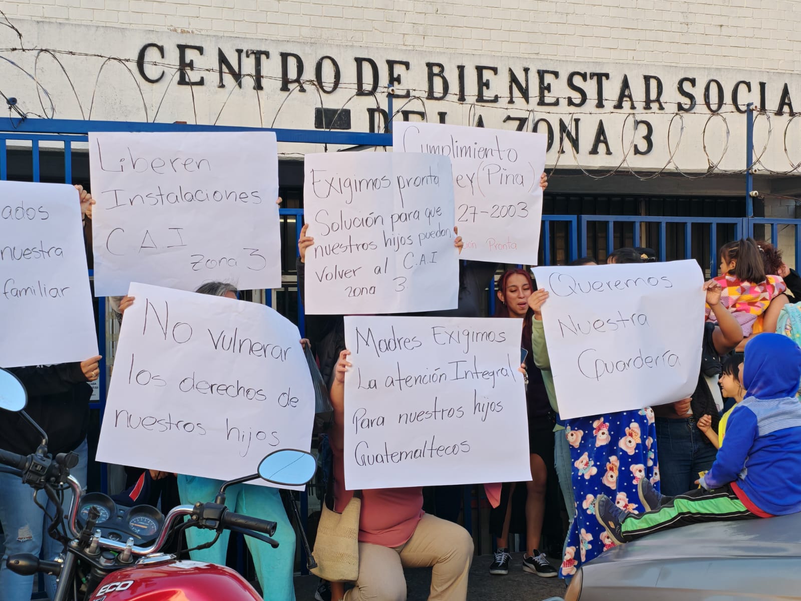 Padres de familia protestan contra secta Lev Tahor y exigen que se ...