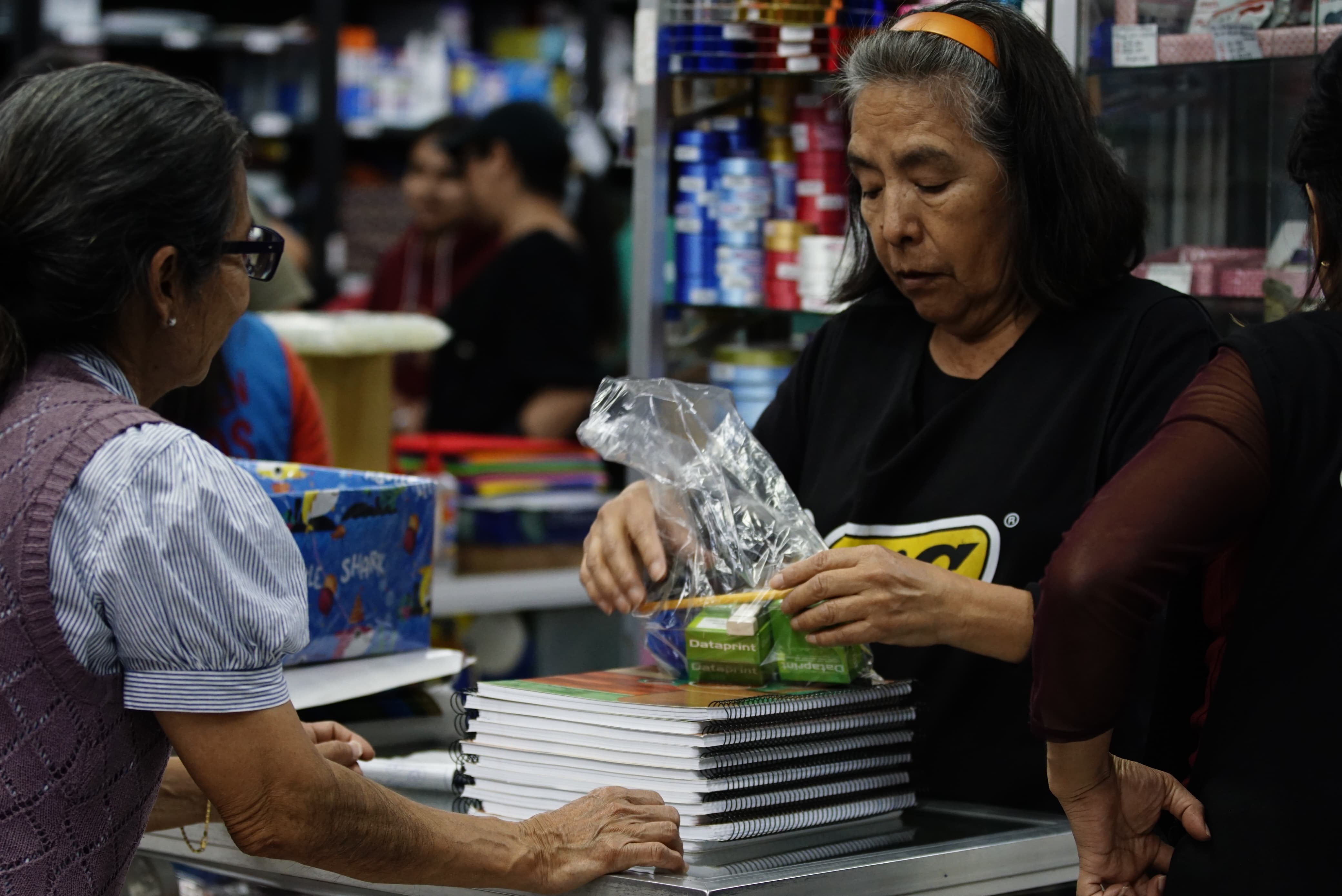 Inicio de clases 2025: Varios guatemaltecos hacen largas filas para buscar las mejores ofertas en librerías y papelerías