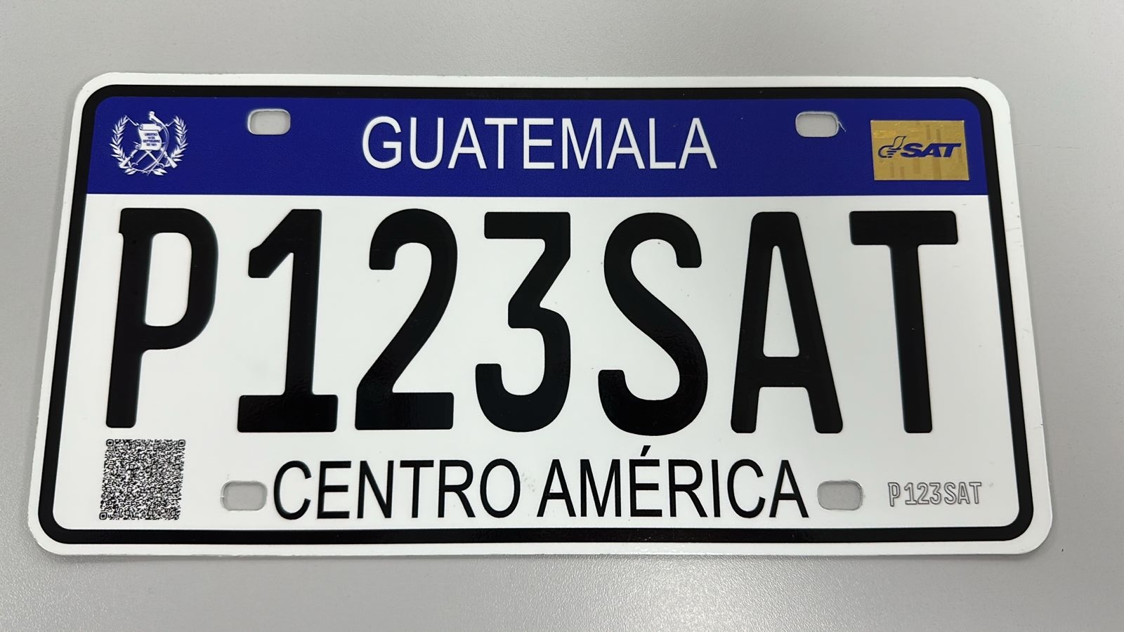 Tras meses de producción, Taller de Grabados en Acero aún desconoce costo de nuevas placas de vehículos de la SAT