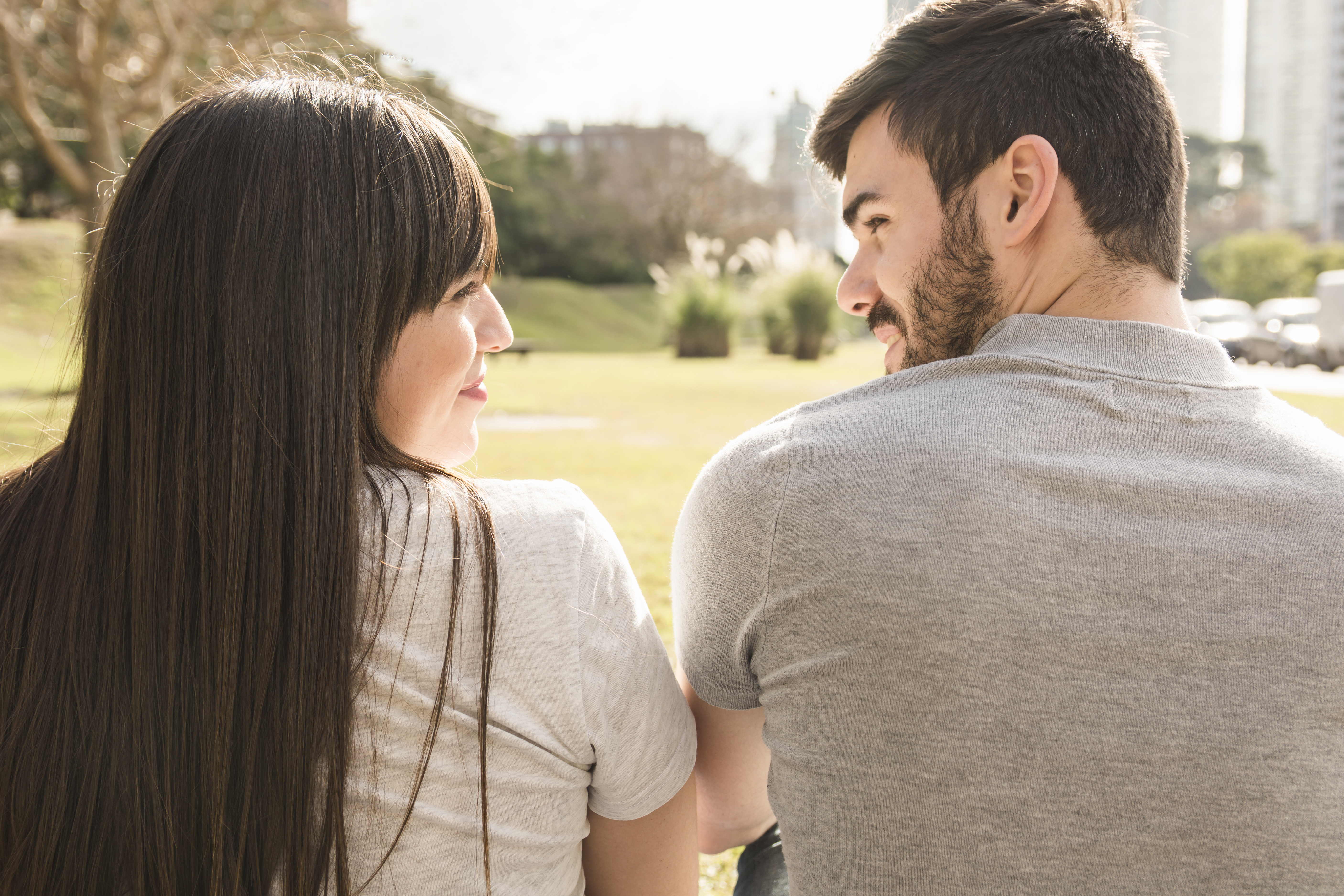Los jóvenes adquieren menos compromisos como el matrimonio y optan por una vida sin muchas ataduras