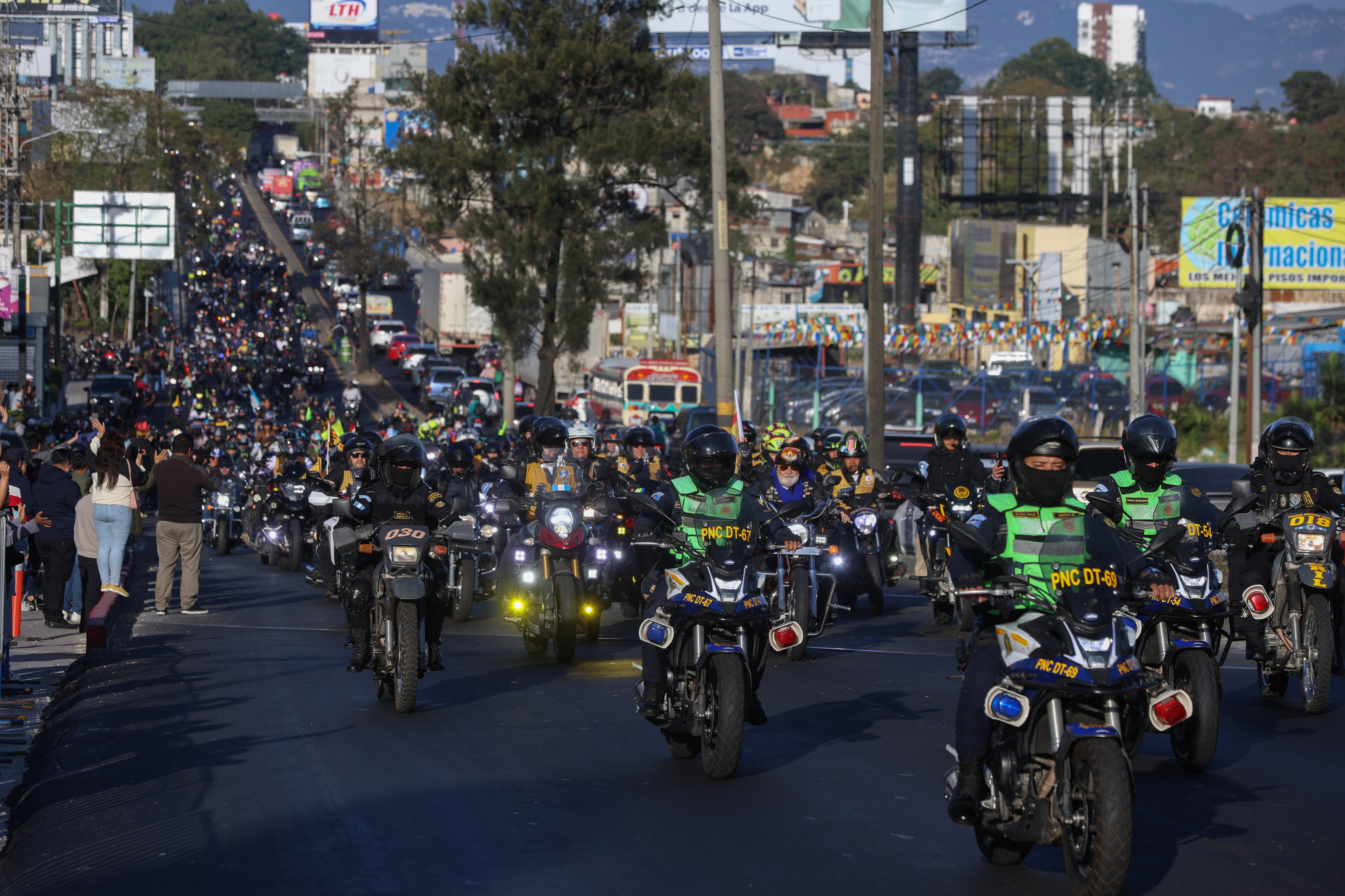 AME5777. CIUDAD DE GUATEMALA (GUATEMALA), 01/02/2025.- Cientos de motociclistas participan en la 'Caravana del Zorro' este sábado en Ciudad de Guatemala (Guatemala). Como cada año desde 1961, la fe y la pasión por las motocicletas unieron a miles de guatemaltecos en una nueva edición de la 'Caravana del Zorro', para realizar en caravana una peregrinación de poco más de 200 kilómetros. EFE/ Mariano Macz