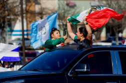 Atlanta (United States), 01/02/2025.- People wave flags as they demonstrate along Buford Highway during a protest against the Trump administration's immigration and deportation sweeps against undocumented aliens in Atlanta, Georgia, USA, 01 February 2025. The area of the protest has a high migrant population. (Protestas) EFE/EPA/ERIK S. LESSER