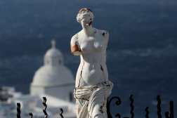 una réplica de cerámica dañada de la antigua diosa griega de Afrodita en el pueblo casi evacuado de Fira en la isla de Santorini, Grecia.(Foto Prensa Libre:EFE)