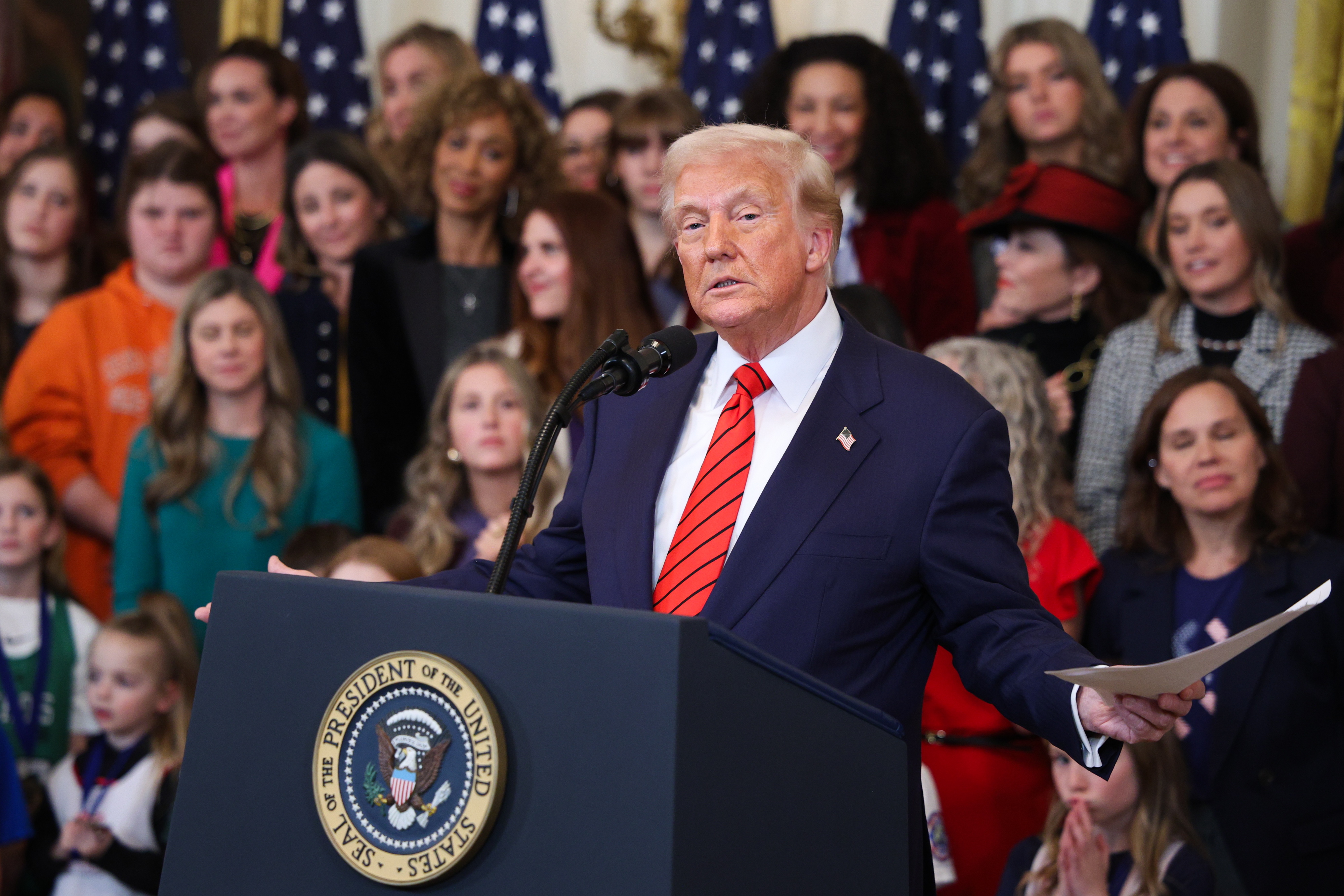 Trump firma una orden que impide a atletas transgénero participar en deportes femeninos